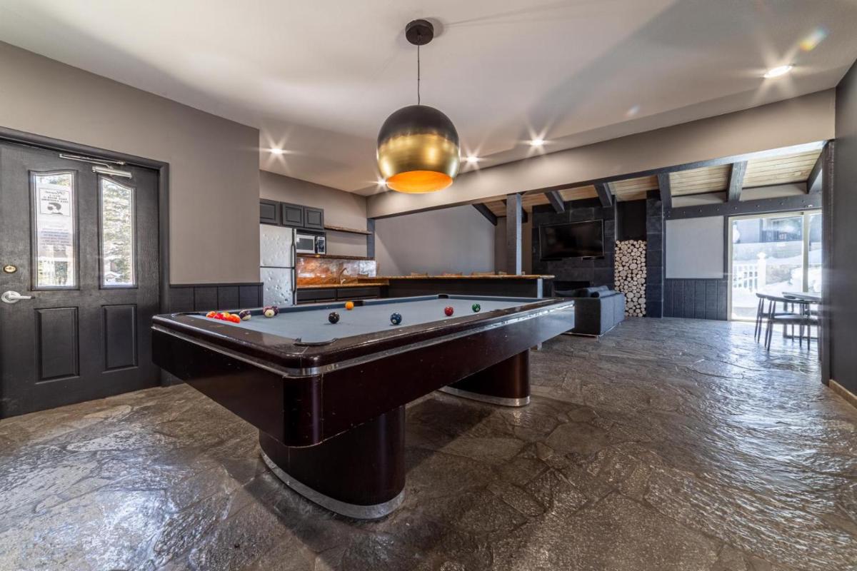 483 Steps to the Slopes Canyon Lodge - Cozy Renovated Mammoth Townhome view 2