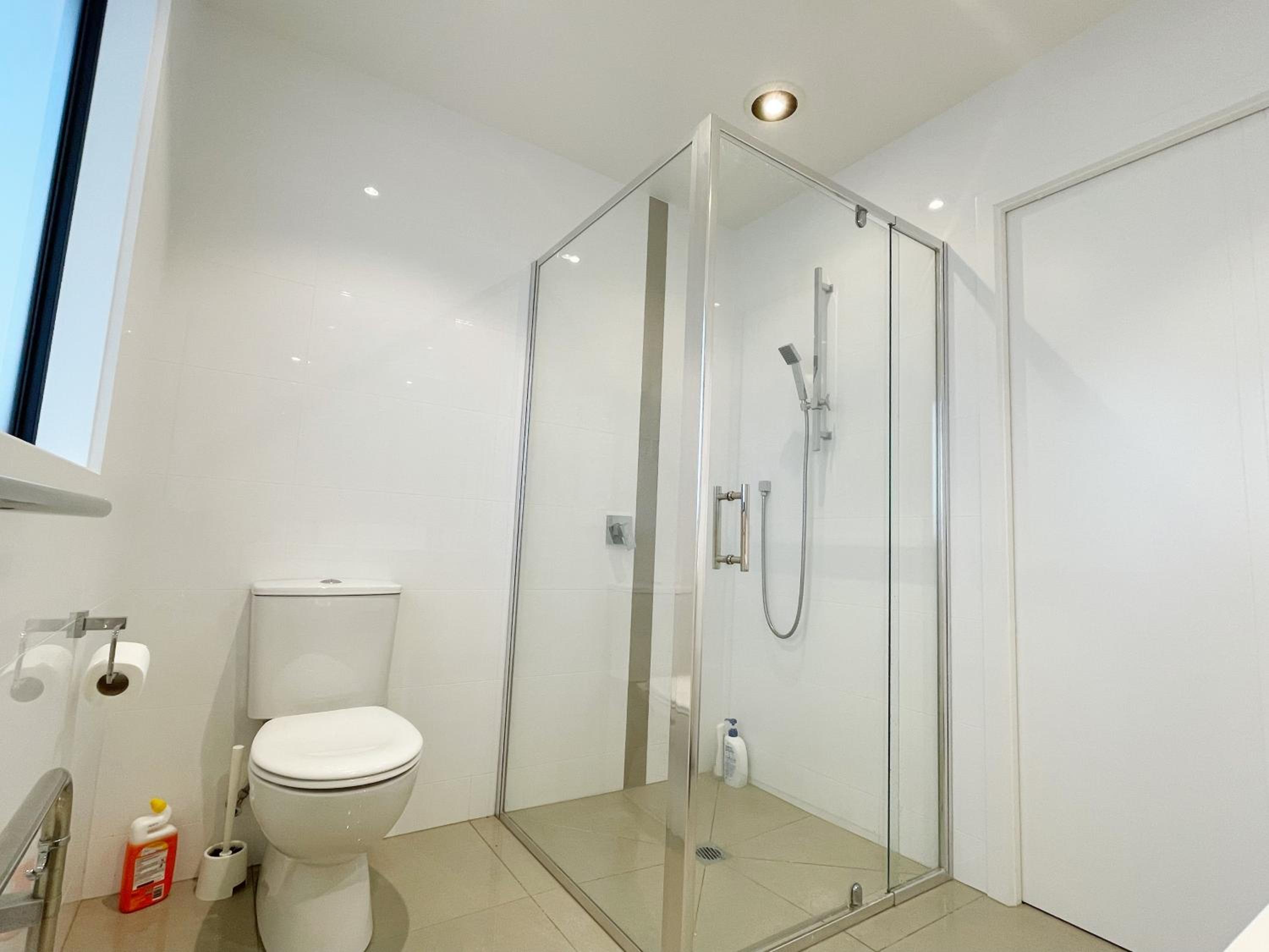 Modern，Spacious 5 bedroom house in north Hamilton view 3