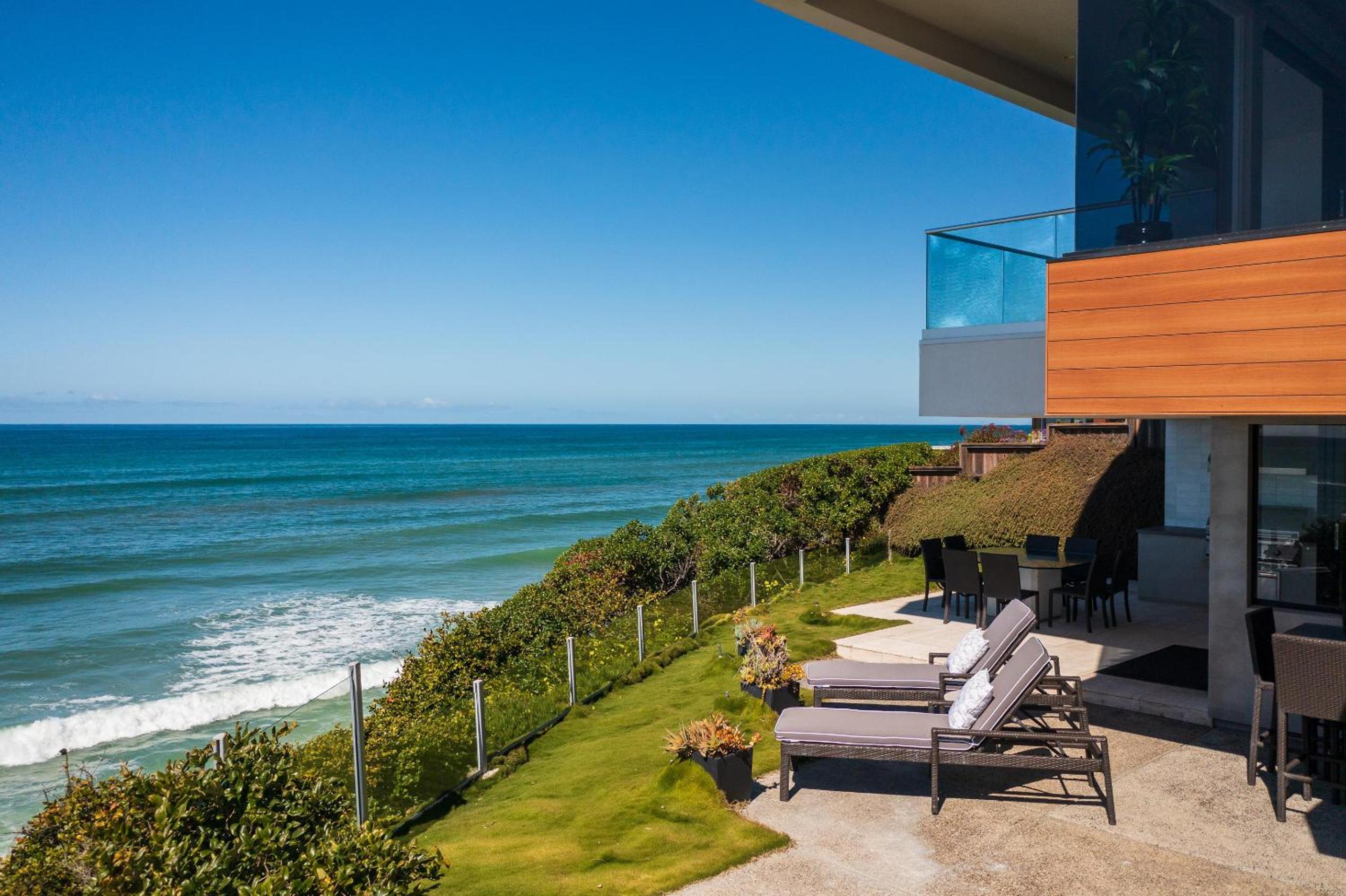 Unbeatable Location - Steps to Moonlight Beach view 3