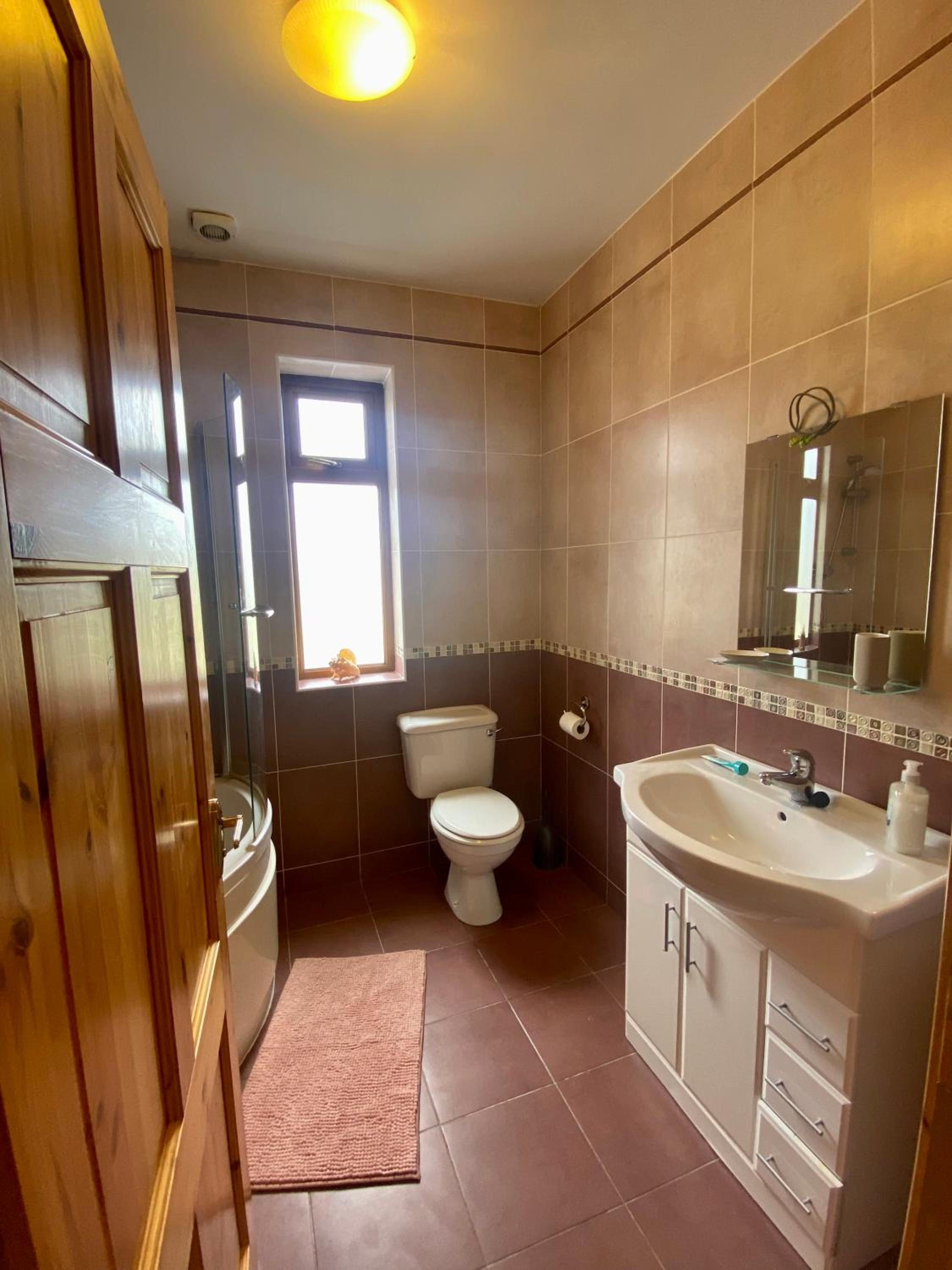 Irish Isle Oasis: Spacious 5-Bedroom Retreat view 5