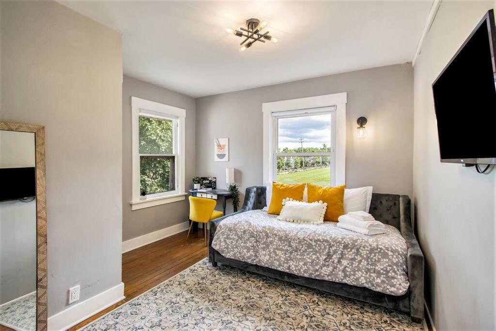 Entire 4 Bdrm Beautiful Home Next to WMU/K College view 4