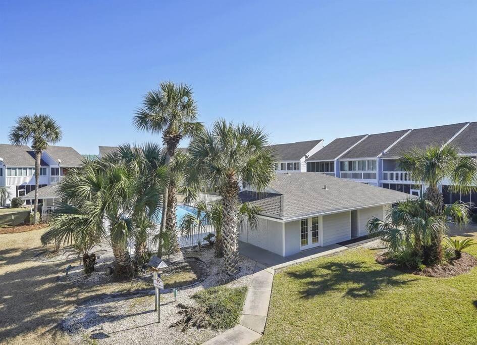 Updated Townhome w/pool, Walk to the beach(3-5min) view 3