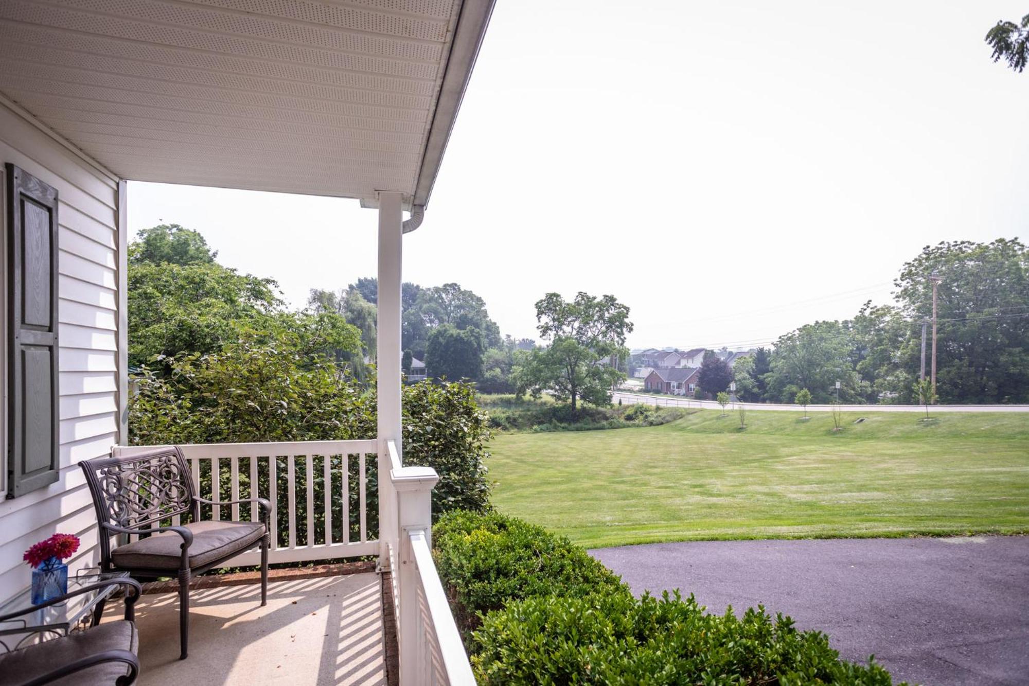 By the Side of the Road Inn & Cottages