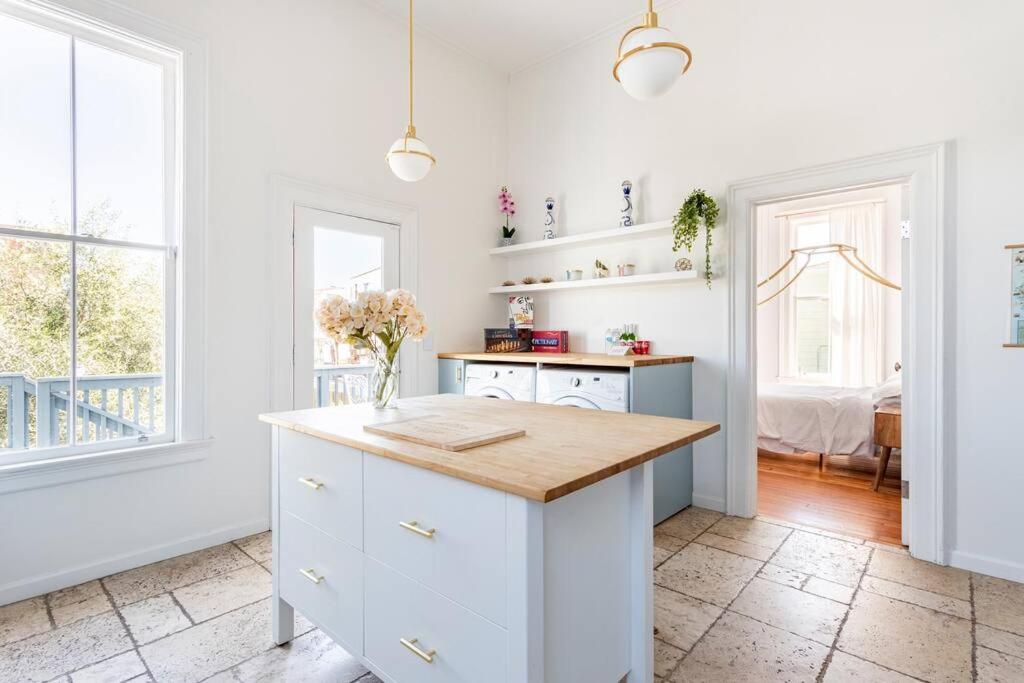 Luxury Victorian House 10 mins to SF, Rose Garden & 3 Private Parking view 2