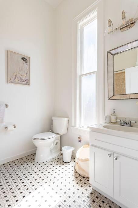 Luxury Victorian House 10 mins to SF, Rose Garden & 3 Private Parking view 3