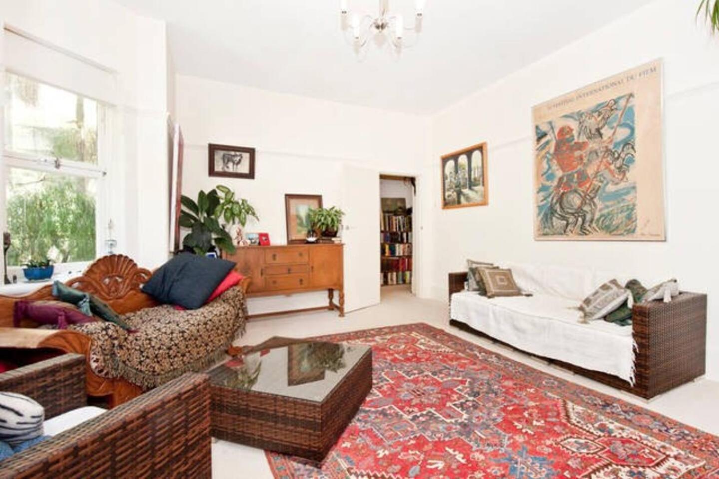 Spacious quiet apartment in Bondi