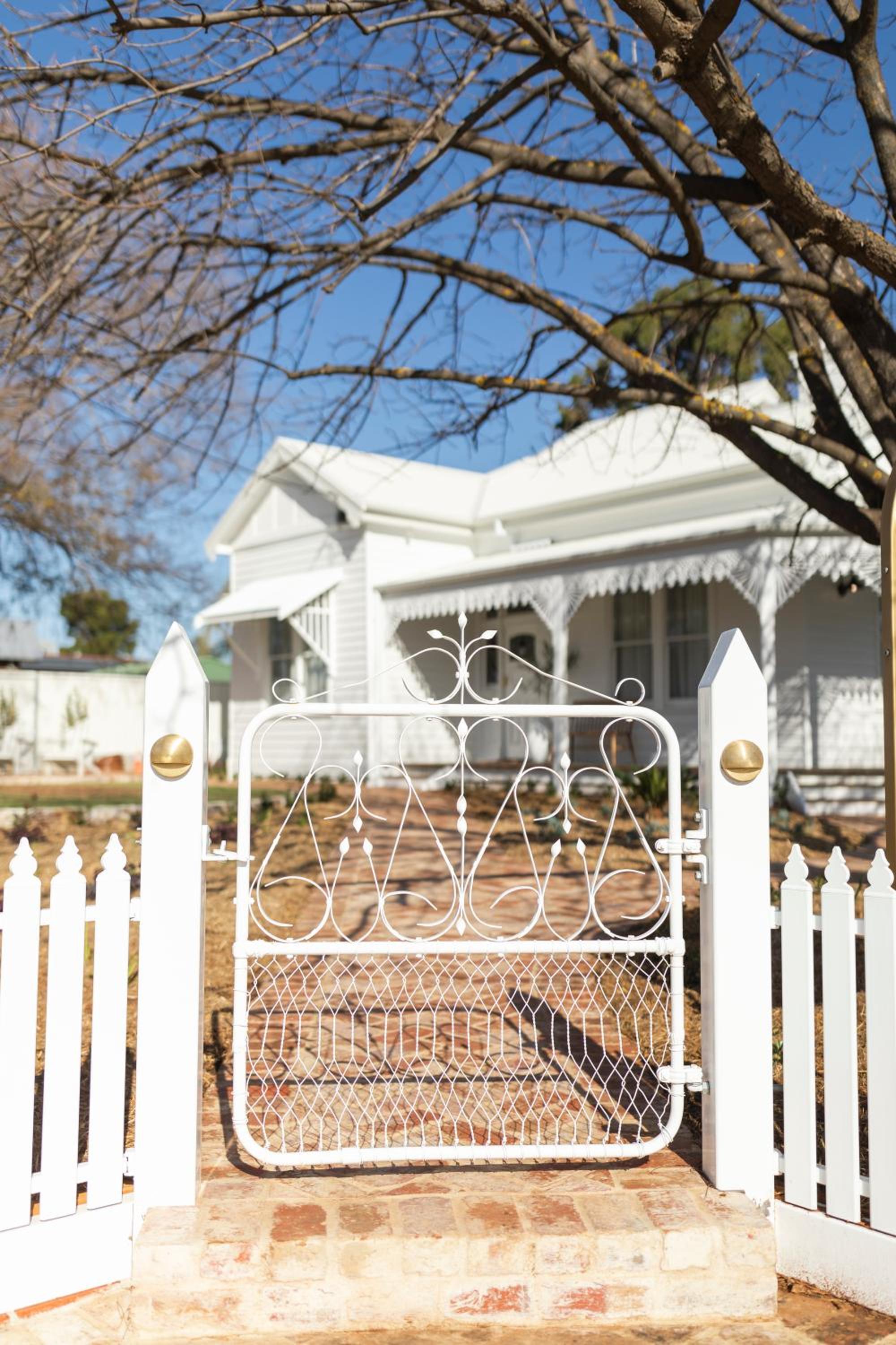White House Swan Hill