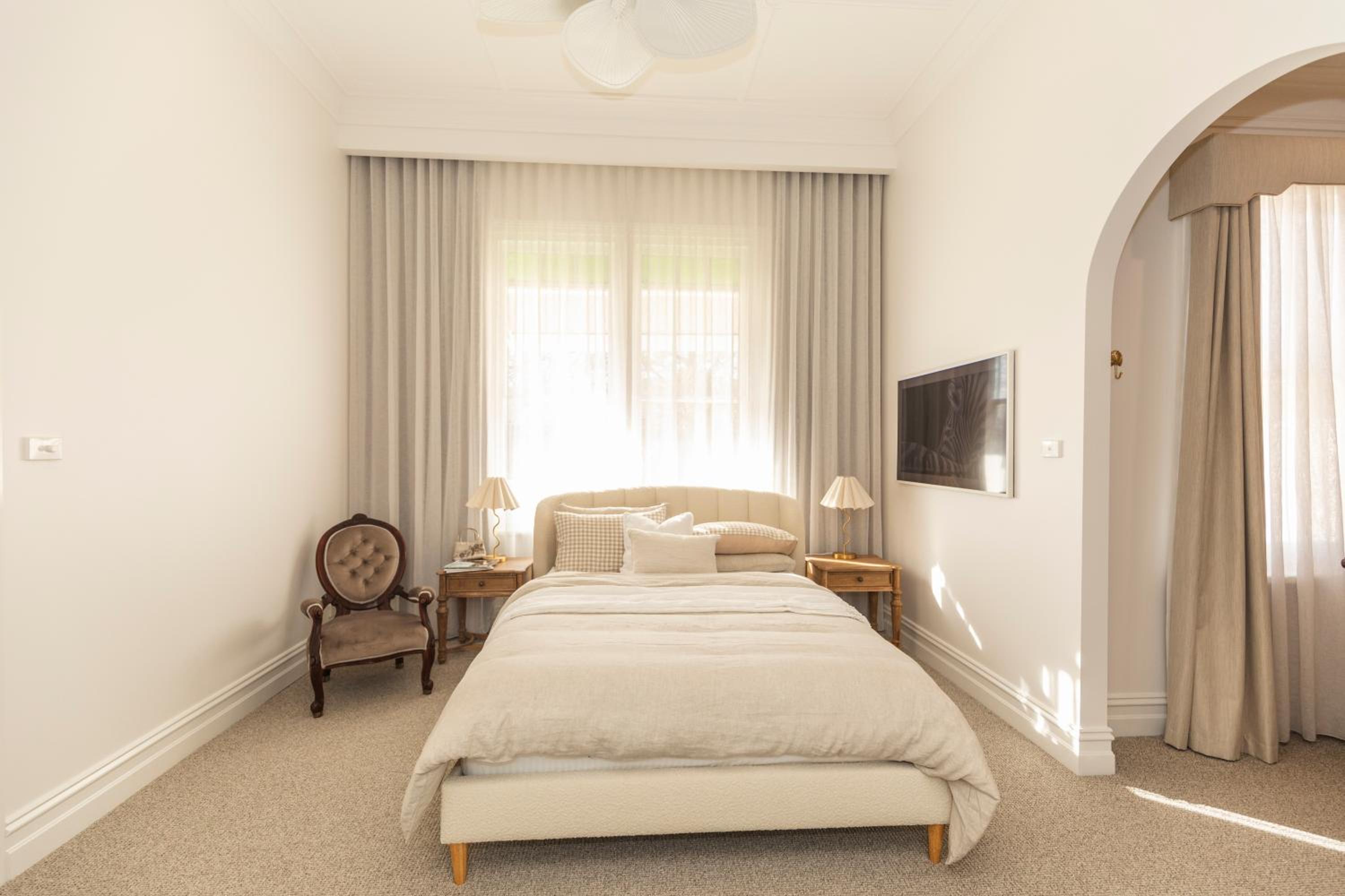White House Swan Hill