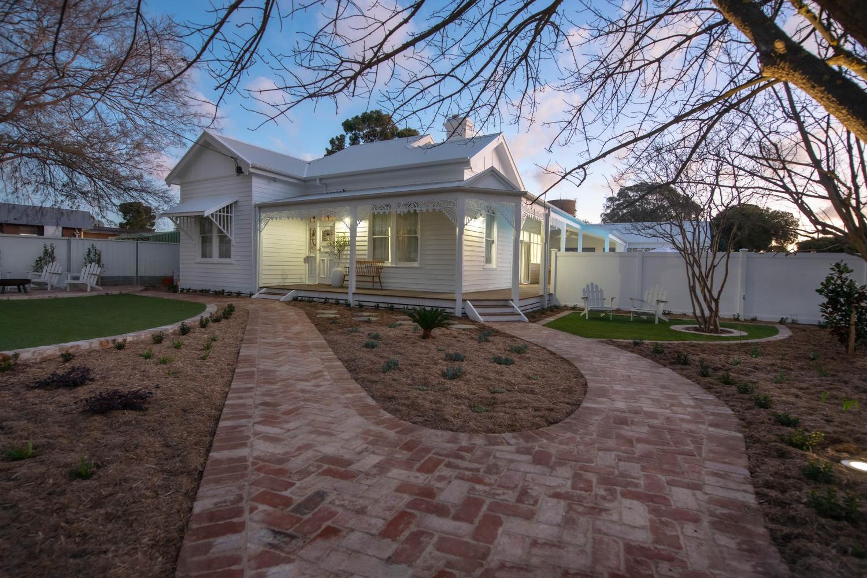 White House Swan Hill