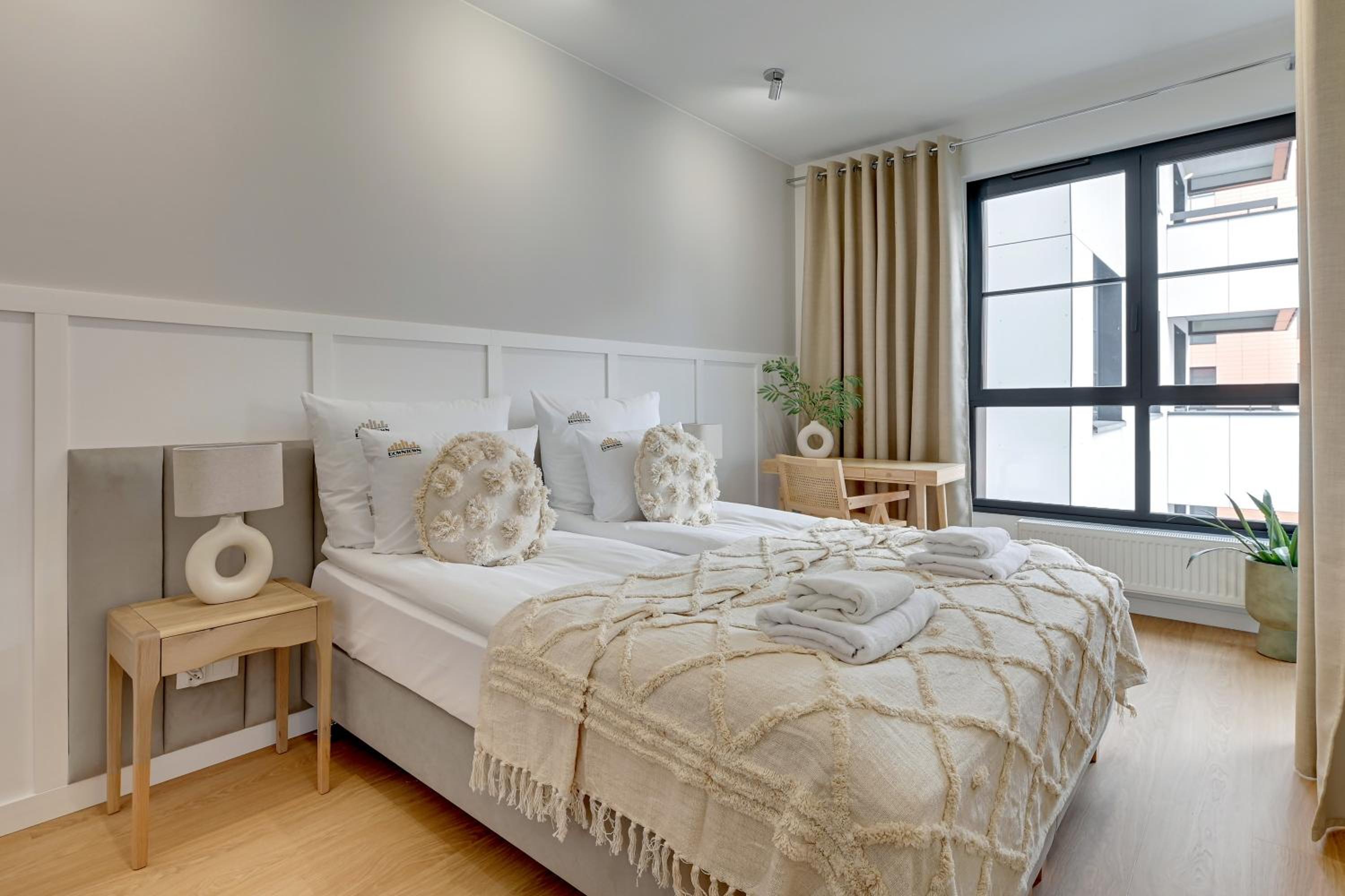 DOKI Living - Foodhall & Parking by Downtown Apartments