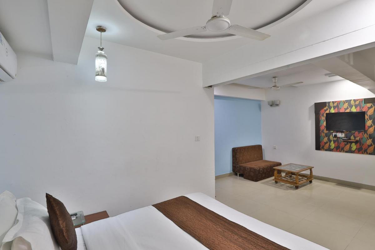 HOTEL MUKUND PALACE view 4