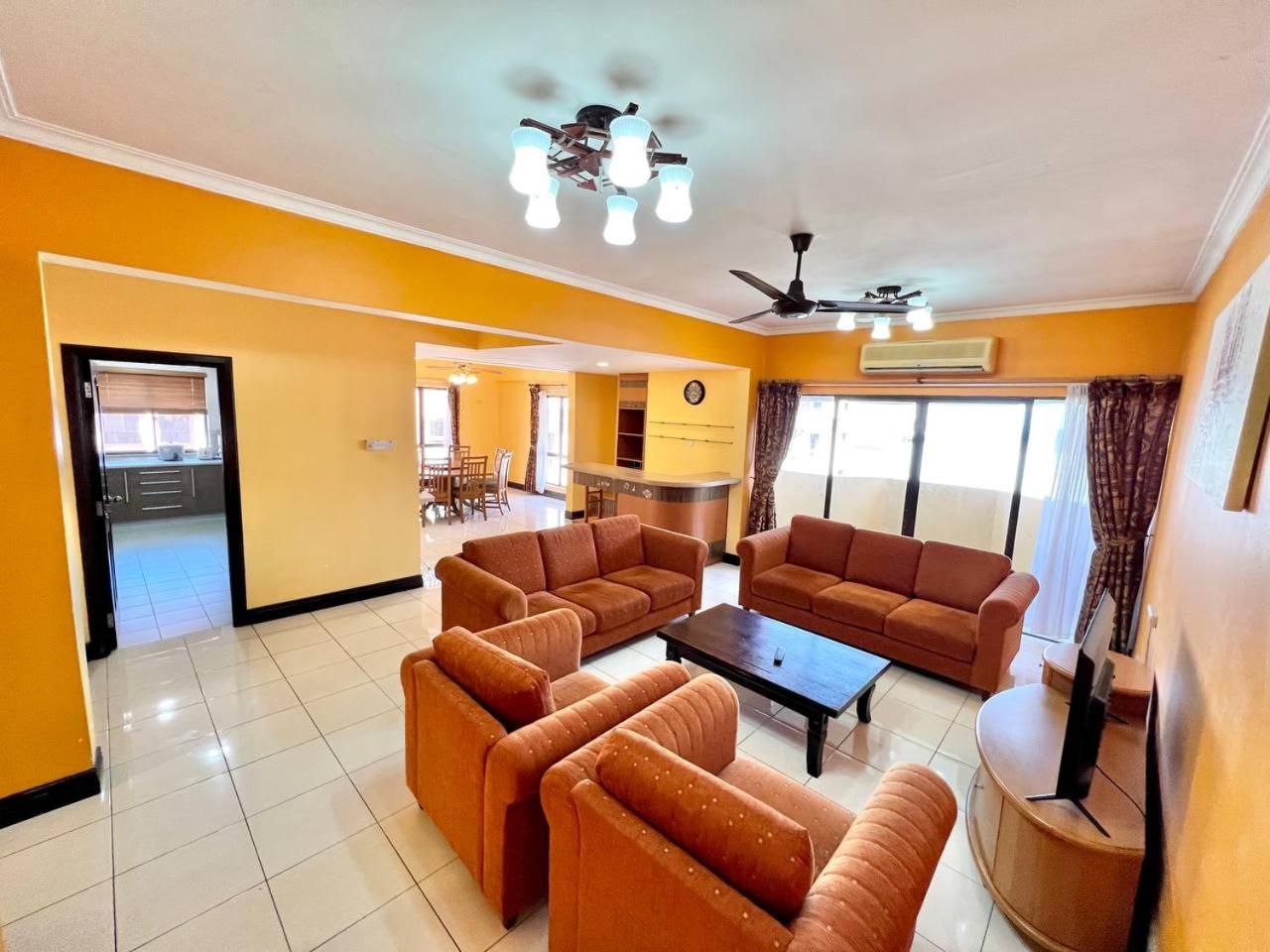 5 Bedrooms MARINA COURT PENTHOUSE KOTA-KINABALU VACATION HOME - 15 Pax photo 1