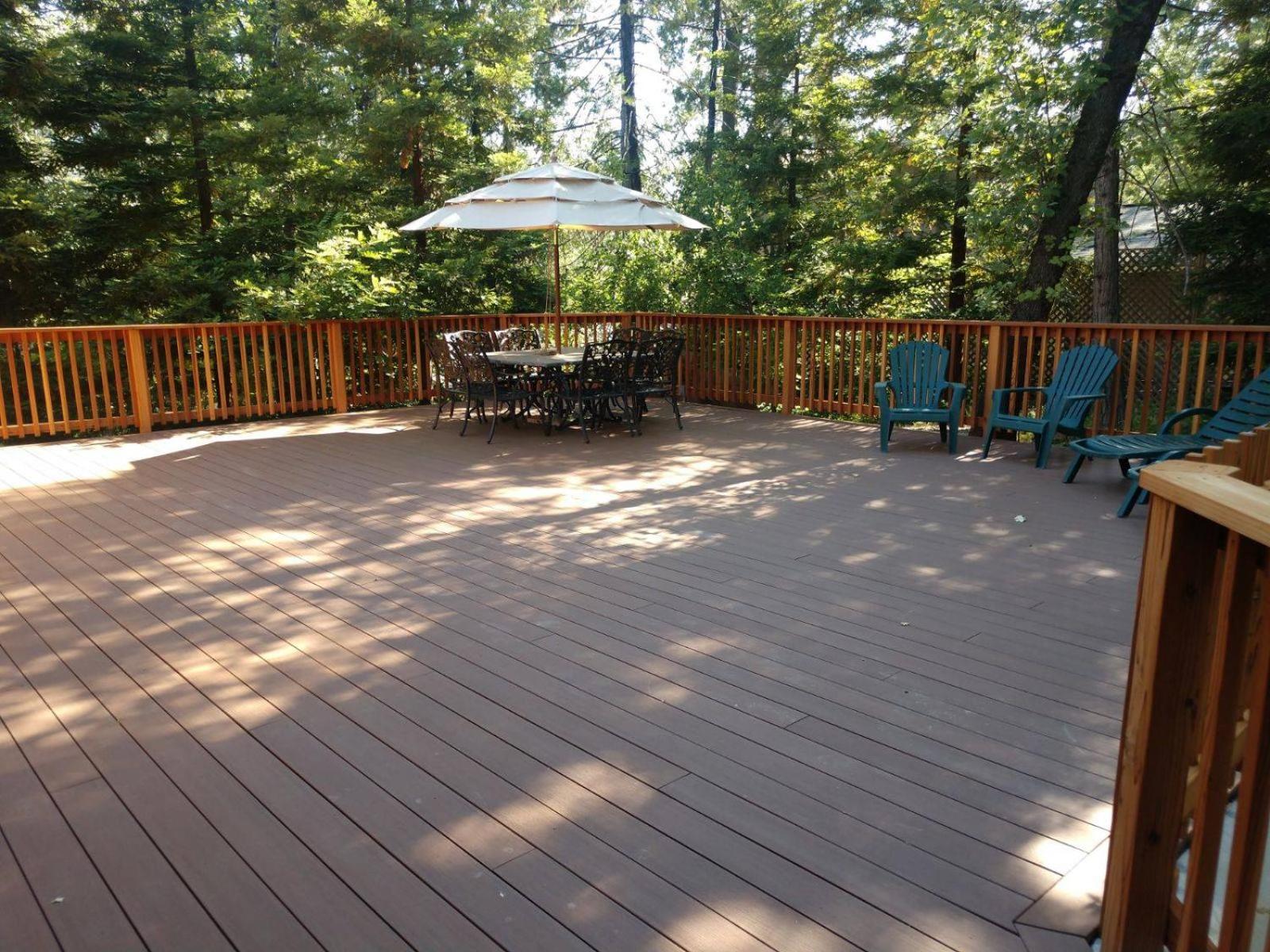 Robins Nest- Lake Area view 4