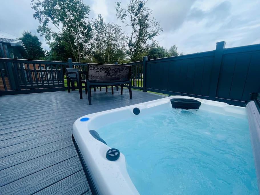 Field View Lodge with Hot Tub view 3