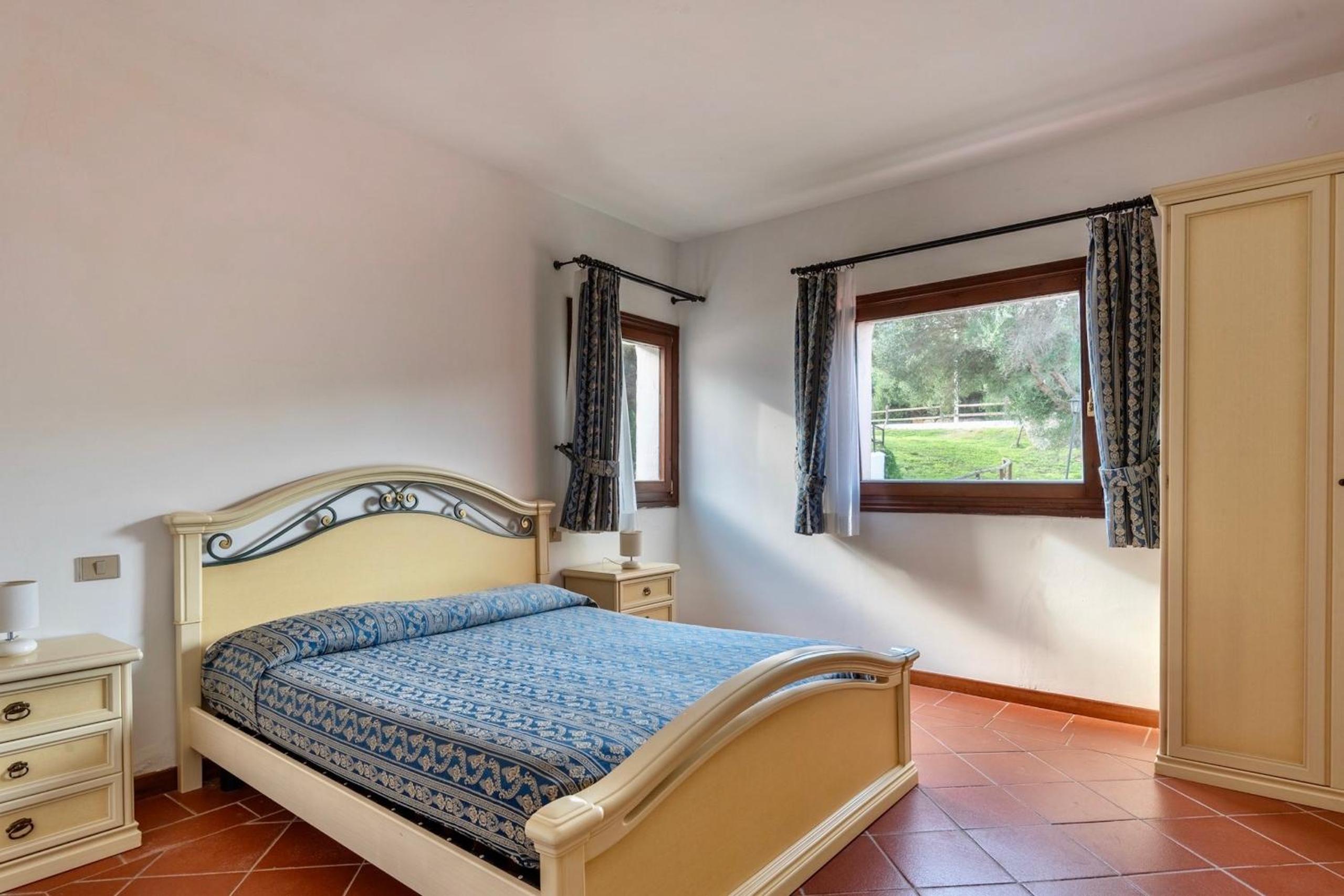ISA-Villas with air conditioning, shared pool and private outdoor space just a few km from La Pelosa beach