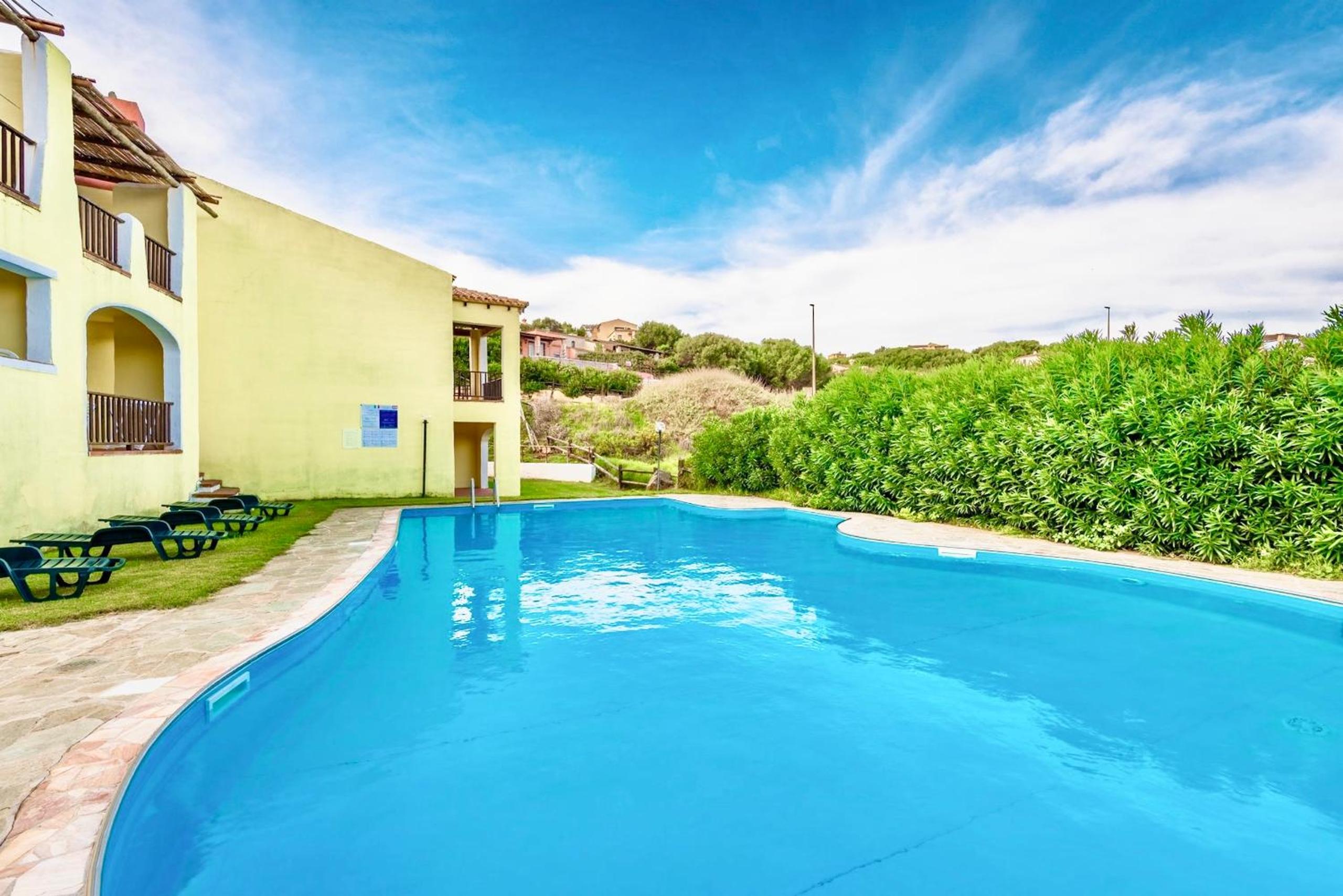 ISA-Villas with air conditioning, shared pool and private outdoor space just a few km from La Pelosa beach