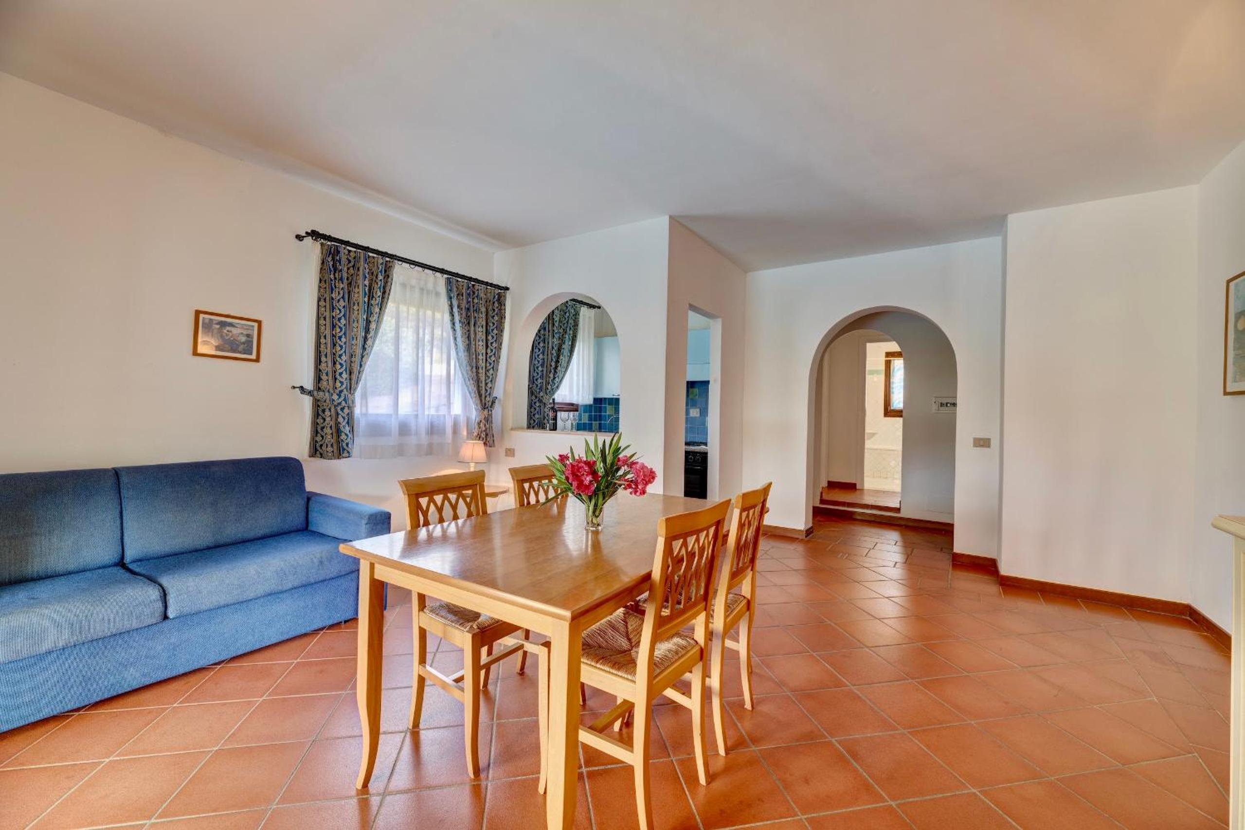 ISA-Villas with air conditioning, shared pool and private outdoor space just a few km from La Pelosa beach