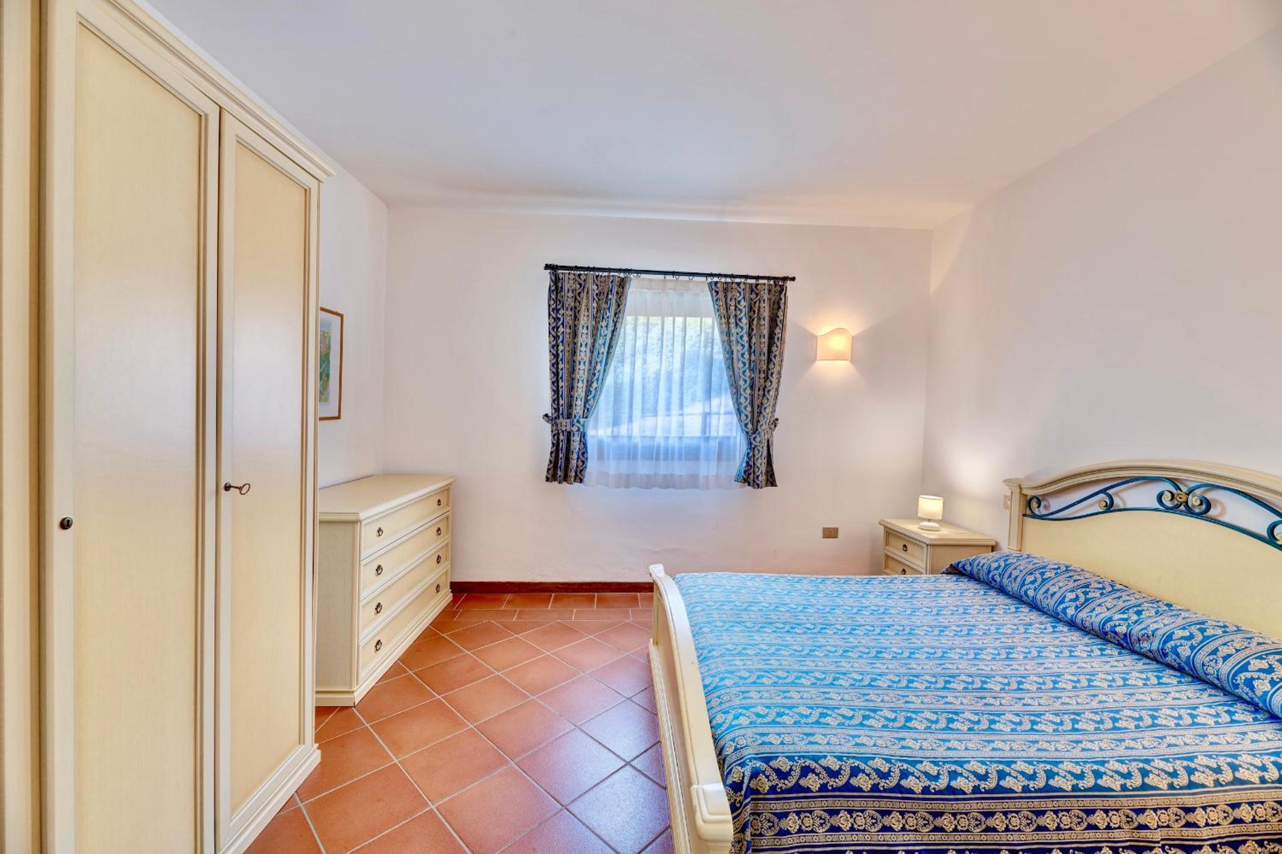 ISA-Villas with air conditioning, shared pool and private outdoor space just a few km from La Pelosa beach