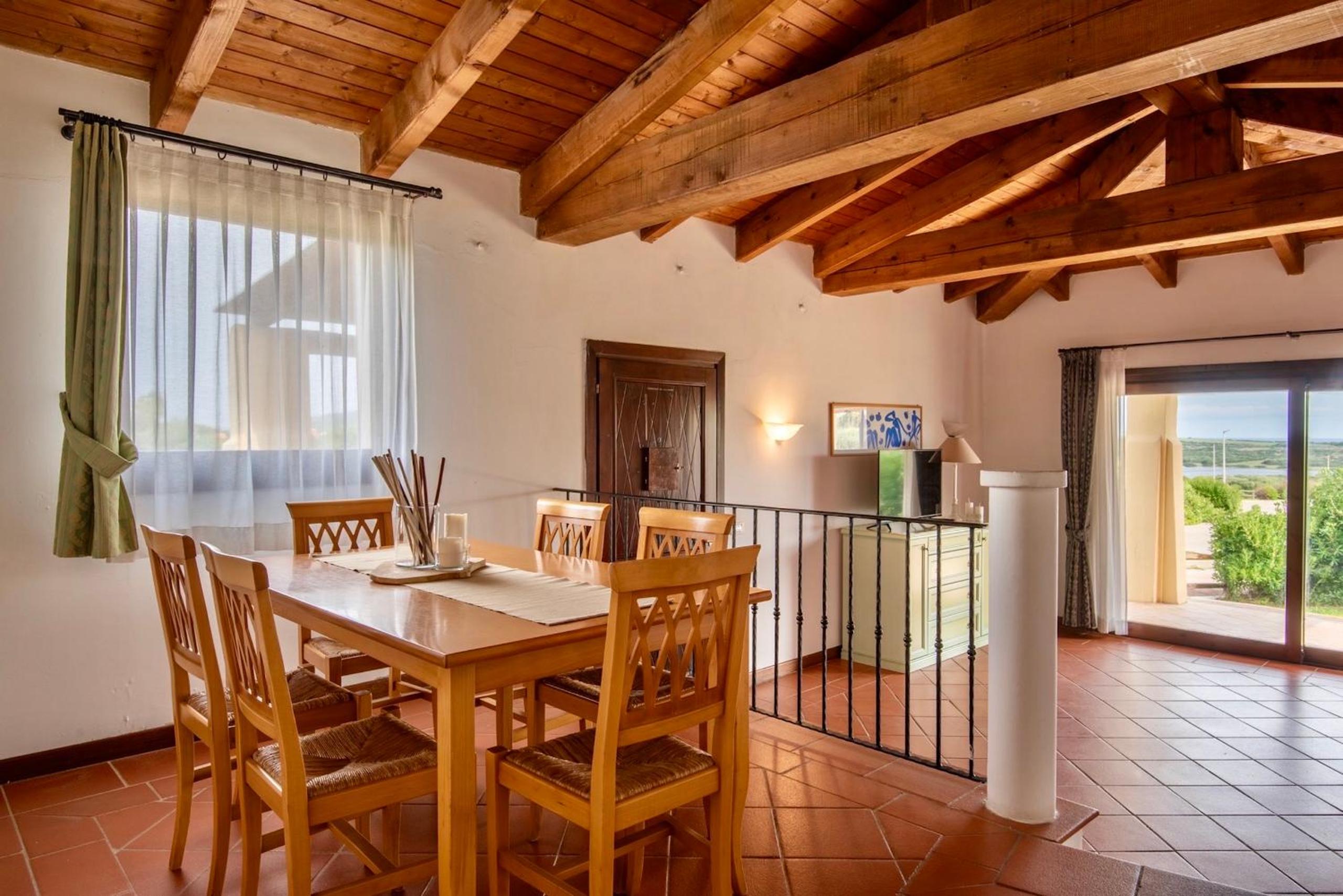 ISA-Villas with air conditioning, shared pool and private outdoor space just a few km from La Pelosa beach