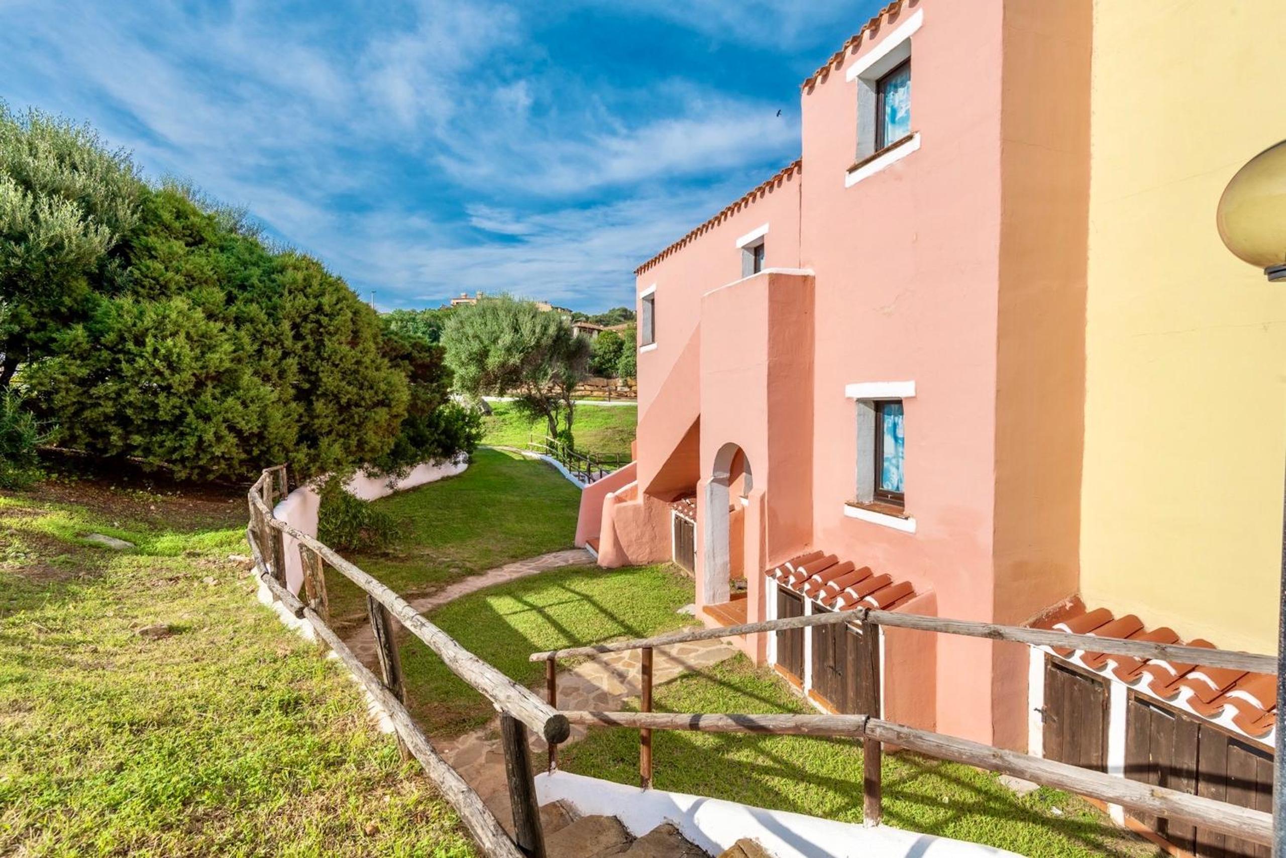 ISA-Villas with air conditioning, shared pool and private outdoor space just a few km from La Pelosa beach
