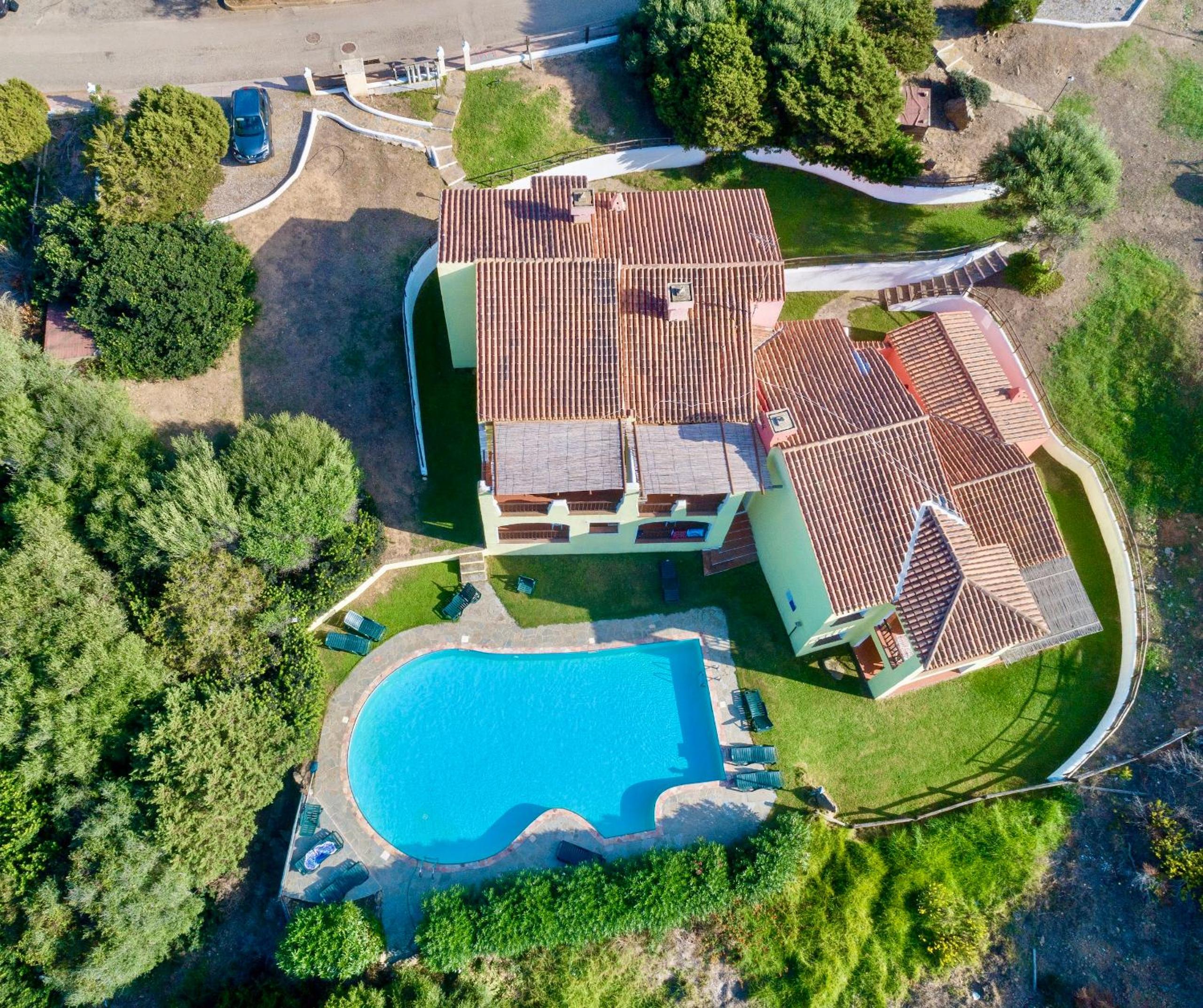 ISA-Villas with air conditioning, shared pool and private outdoor space just a few km from La Pelosa beach