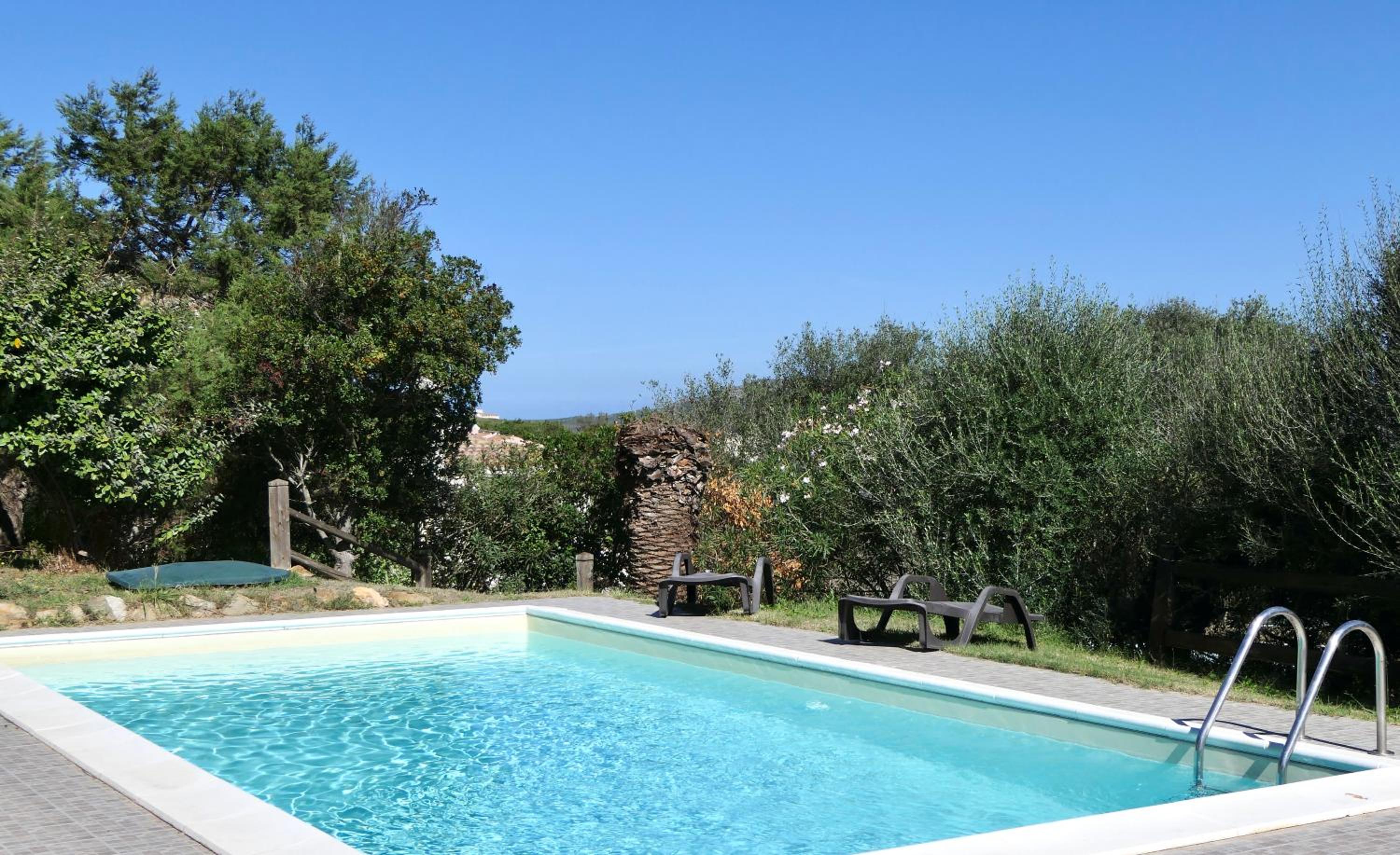 ISA-Villas with air conditioning, shared pool and private outdoor space just a few km from La Pelosa beach