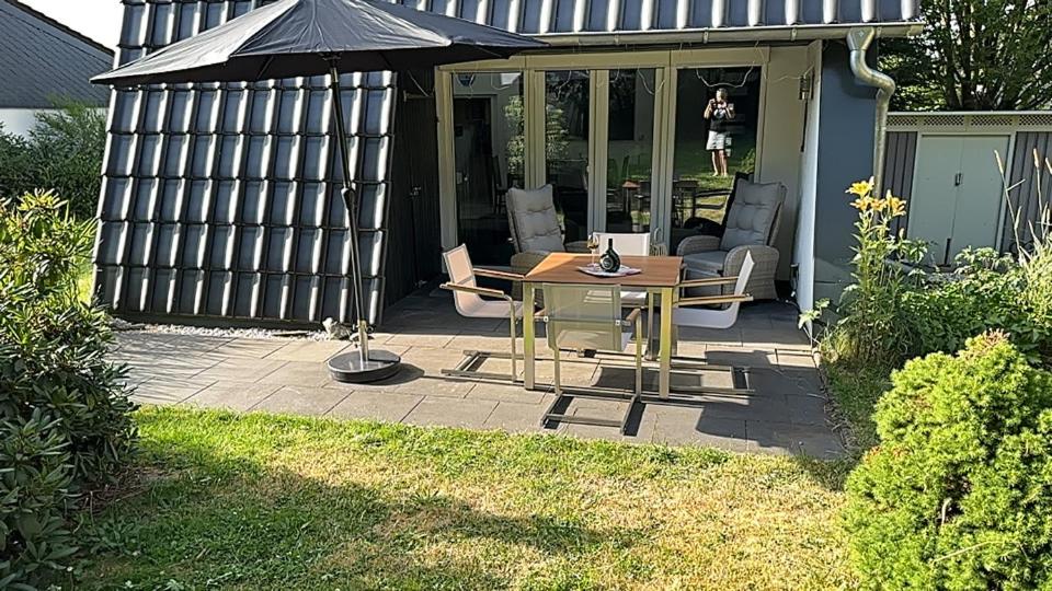Schönes Ferienhaus 400m vom See, Sauna, Kamin, Klima, Garten