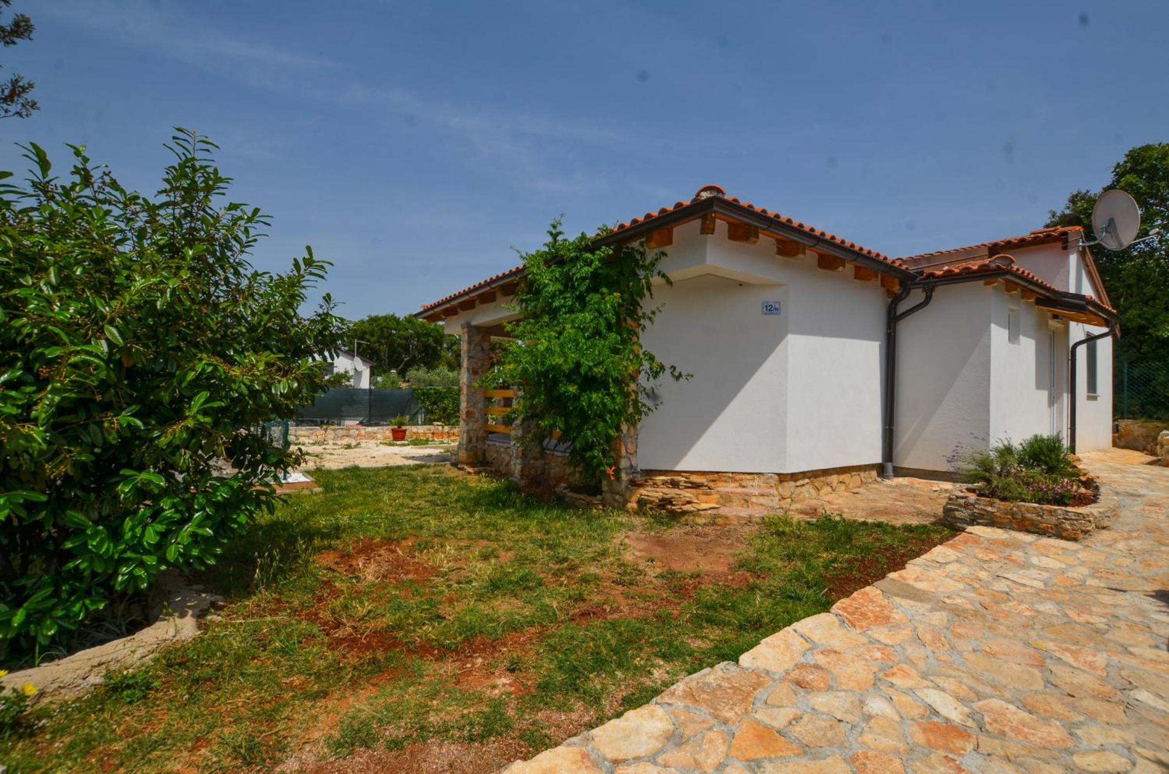 Holiday Home Eta With Pool view 2