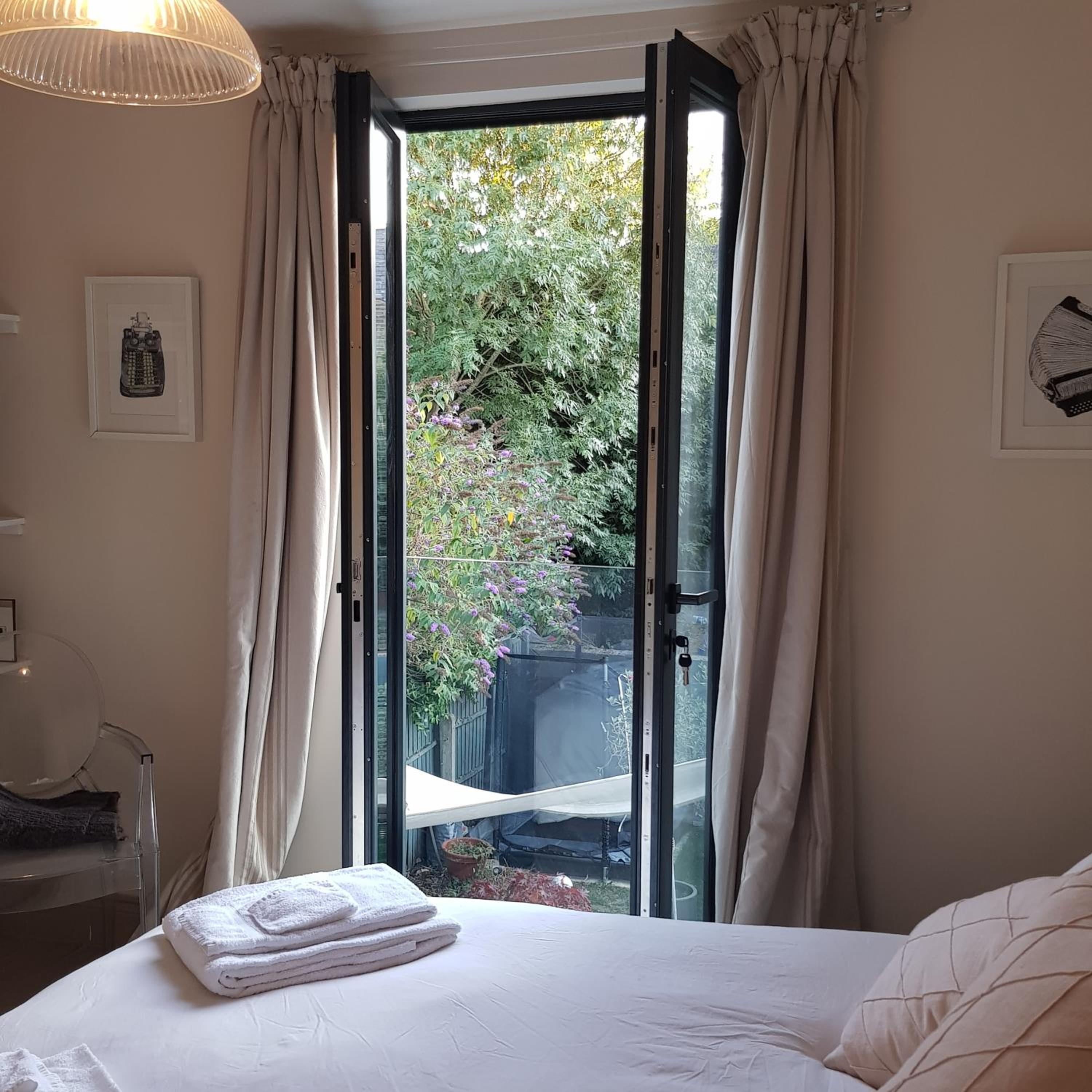 Beautiful private room in Queens Park townhouse