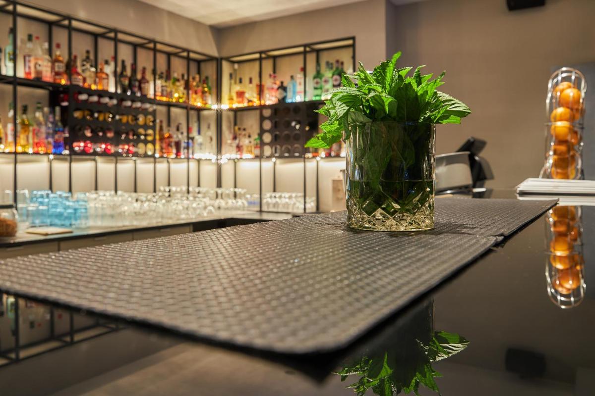 bar