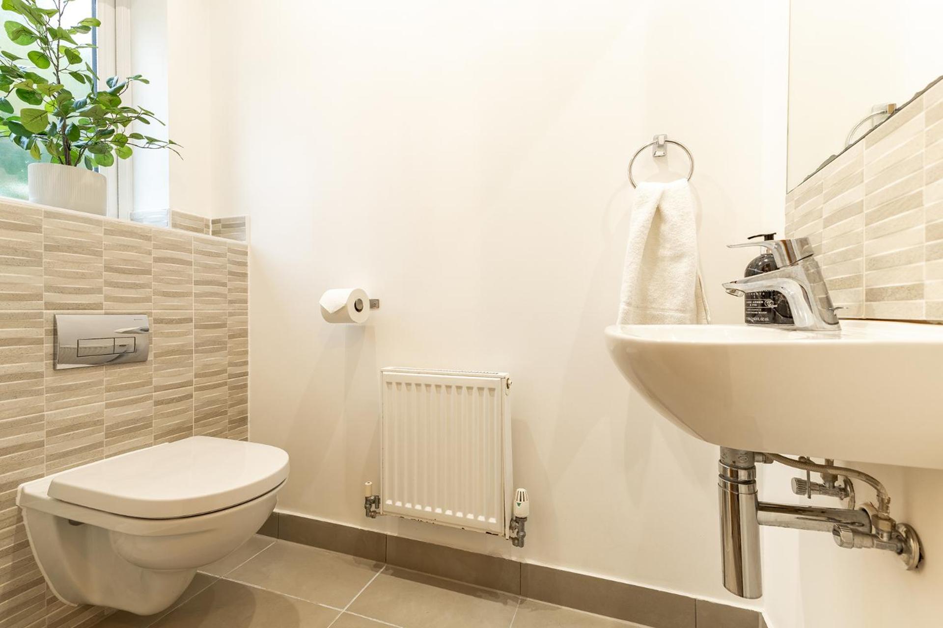 Heathrow House with Parking - Sleeps 5 near M25, Virginia Water, Thorpe Park & Legoland, Mid To Long Term Bookings Welcome view 2