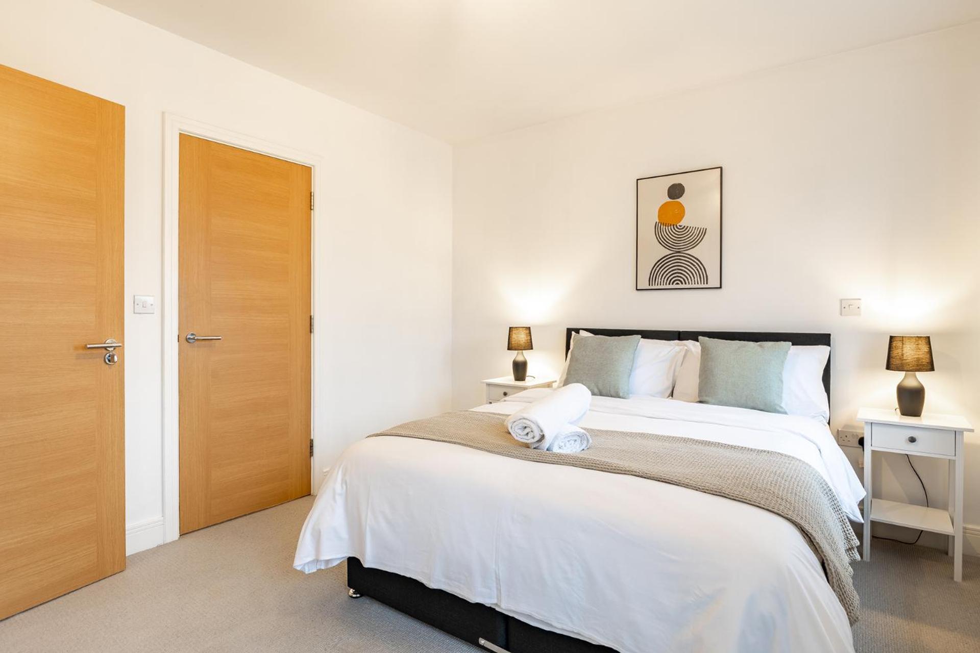 Heathrow House with Parking - Sleeps 5 near M25, Virginia Water, Thorpe Park & Legoland, Mid To Long Term Bookings Welcome view 4