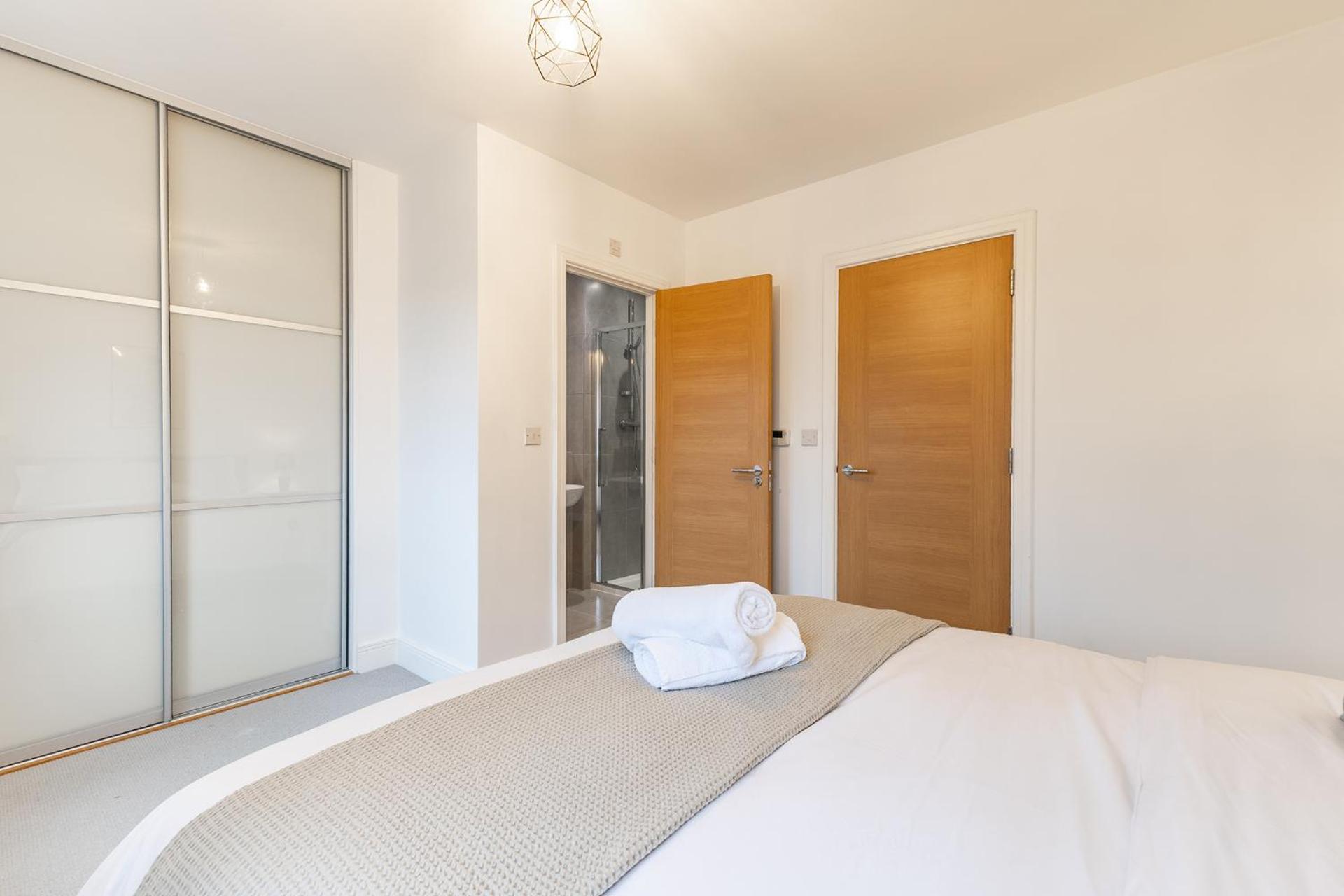 Heathrow House with Parking - Sleeps 5 near M25, Virginia Water, Thorpe Park & Legoland, Mid To Long Term Bookings Welcome view 5