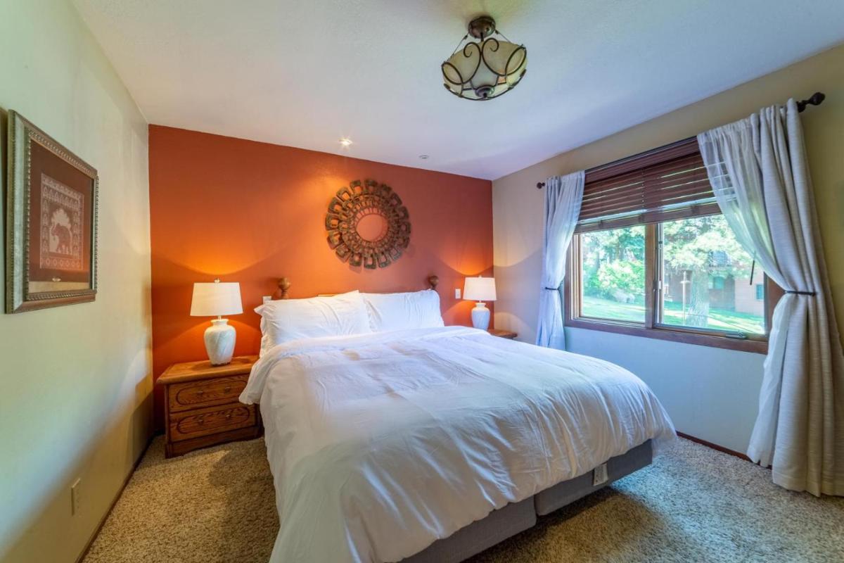 #562- Mountain Views, Steps to Shuttle and Golf Course, 3BR 3BA Condo view 4