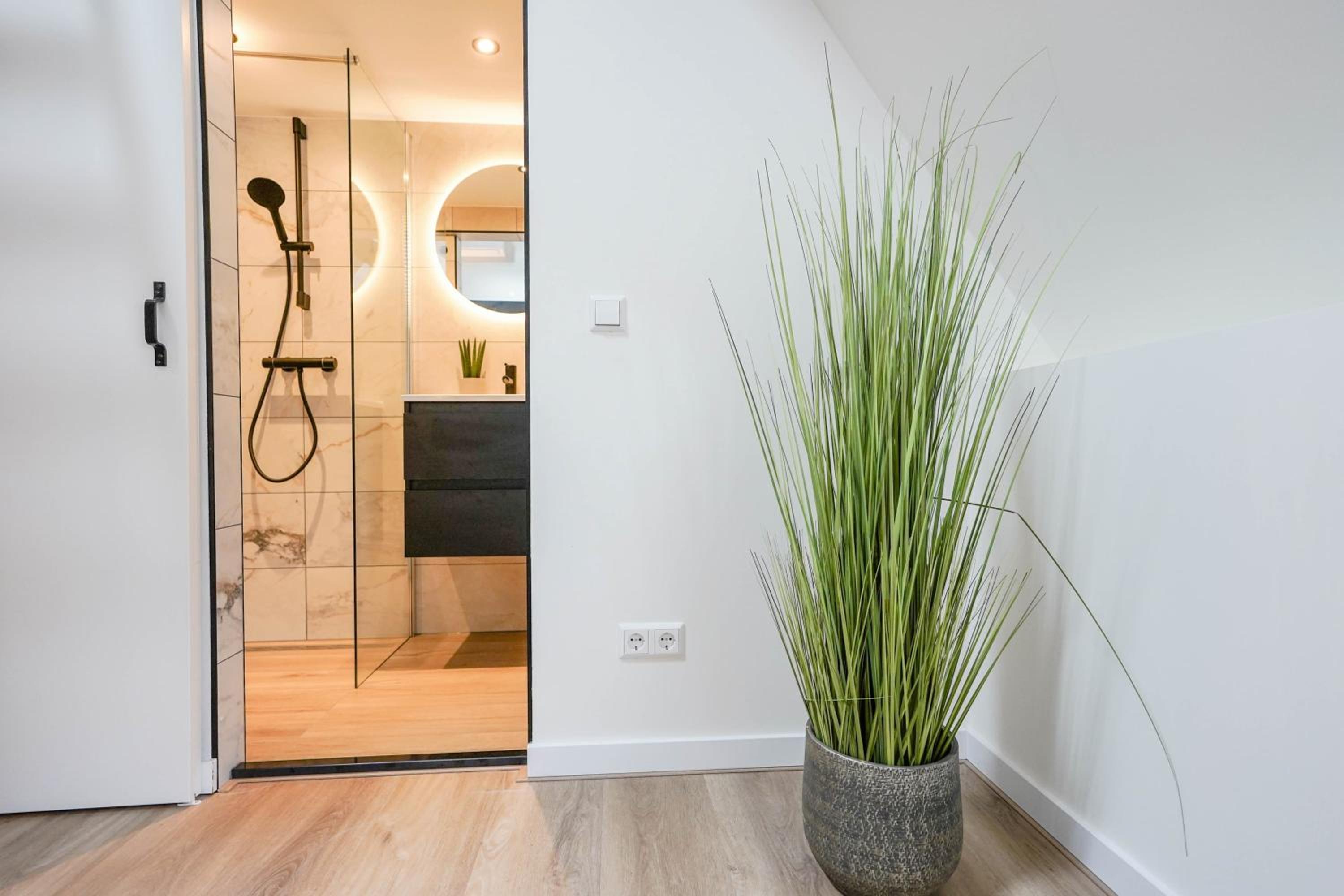 Romantic 35m2 City Center Suite view 4