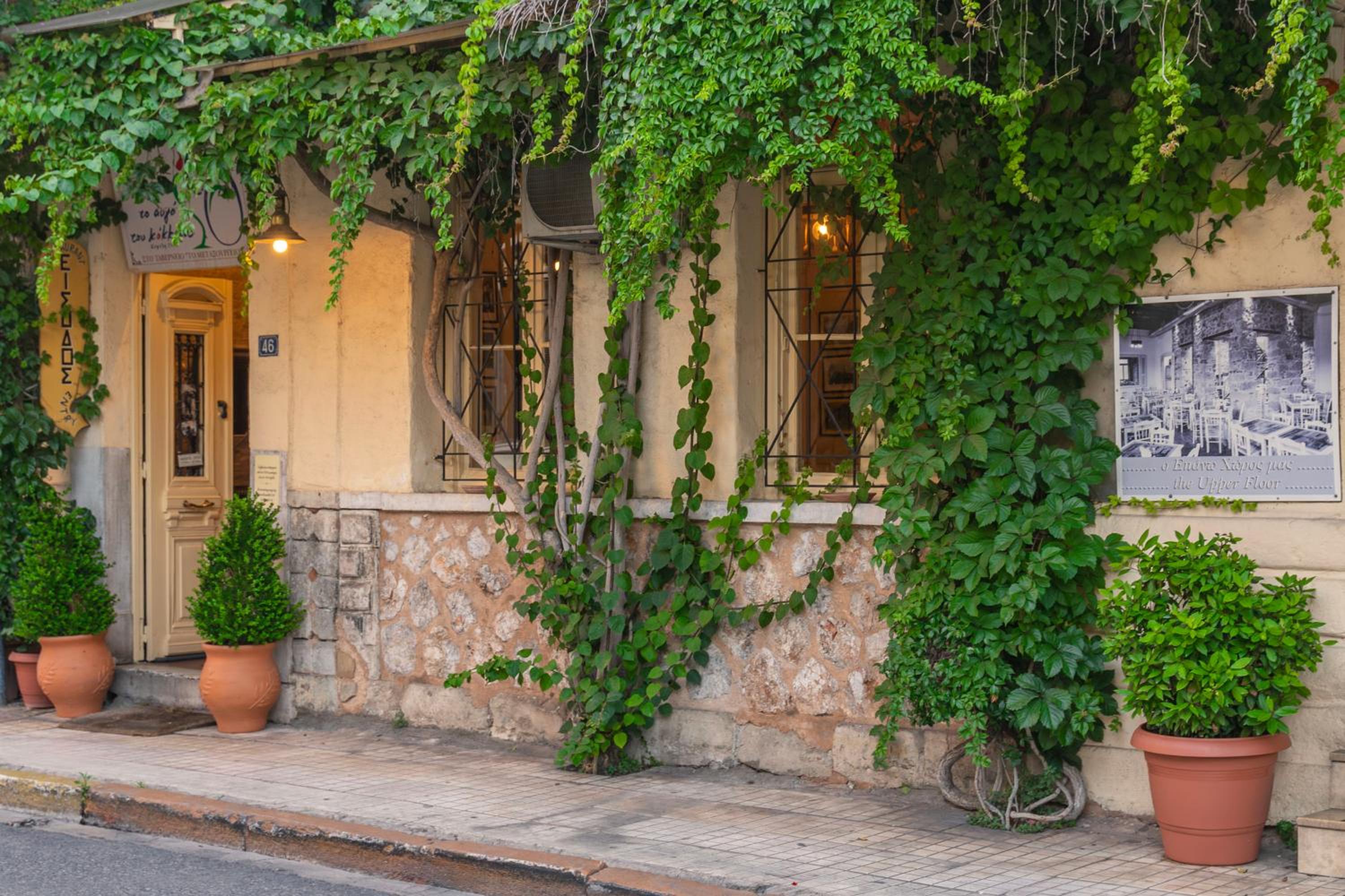 Comfy 2 Bedroom Apartment with Balcony in Athens