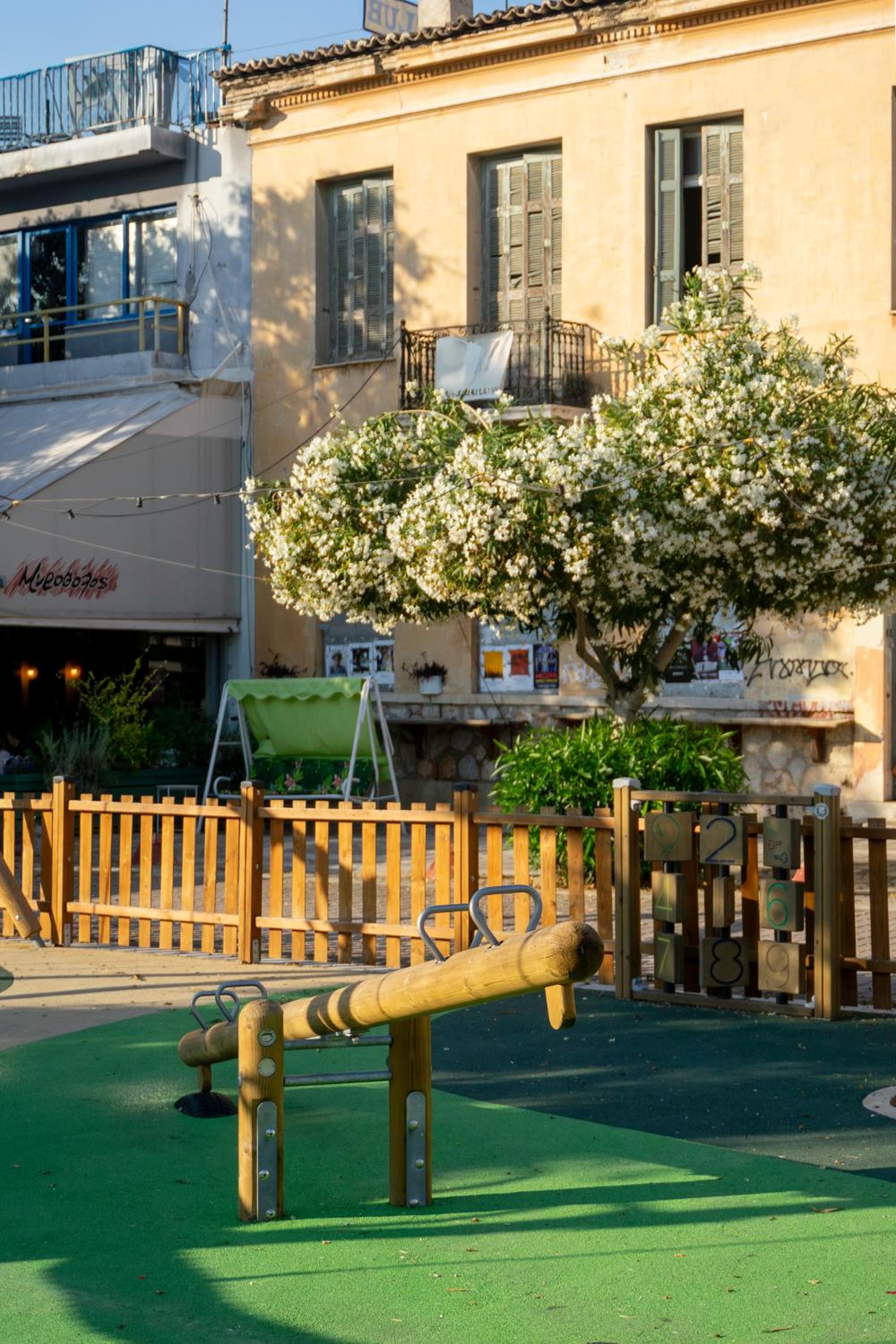 Comfy 2 Bedroom Apartment with Balcony in Athens