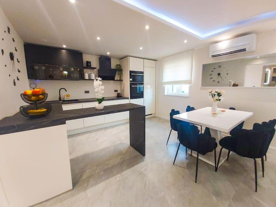 Luxury two-bedroom apartment by the sea U KaLu view 5