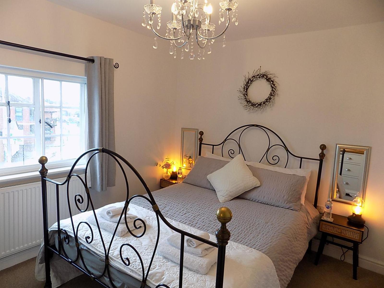 Three-Time Award Winning 1700's Grd 2 listed cottage near Stonehenge