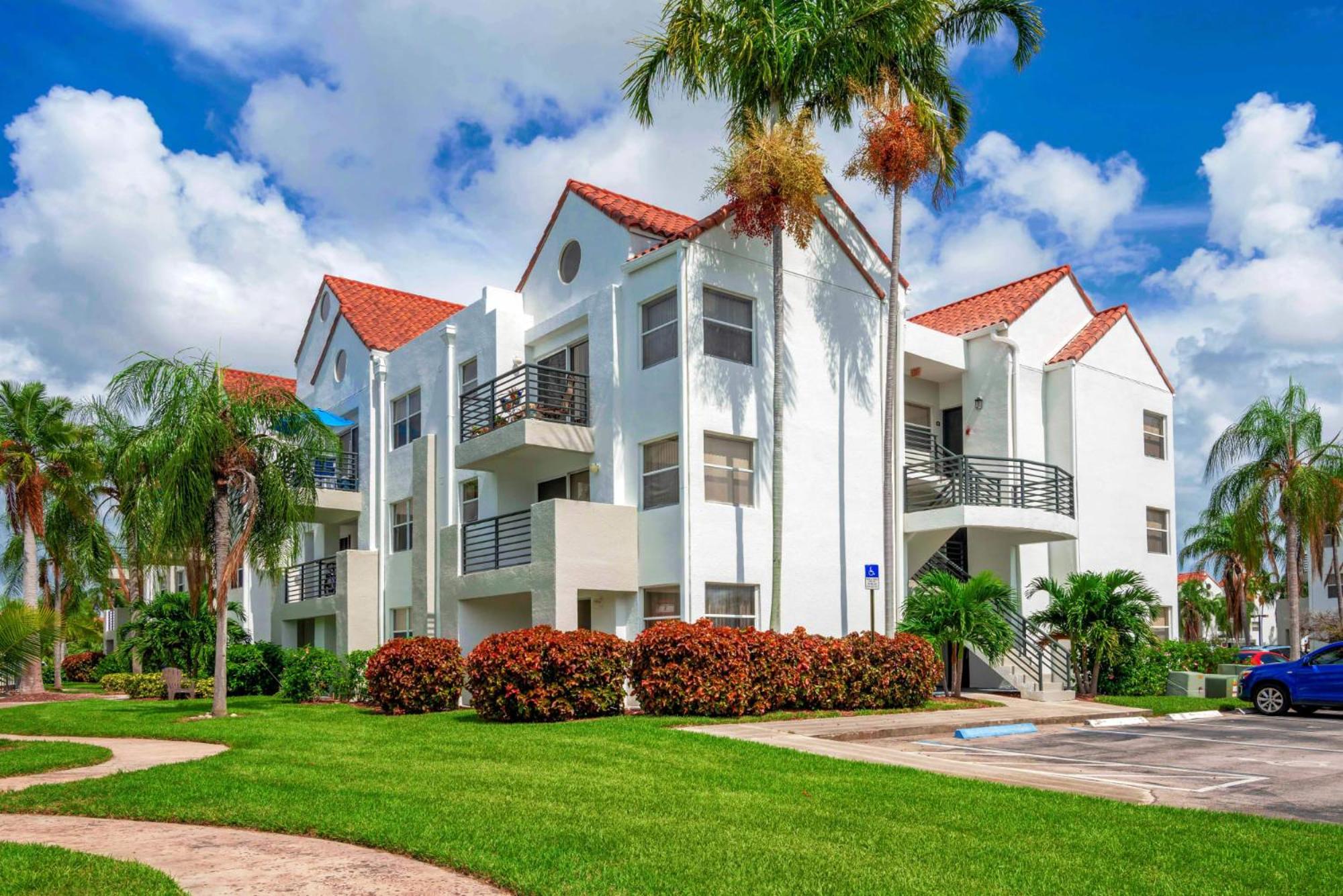 Comfy Apartments at Sheridan Ocean Club in Florida view 5