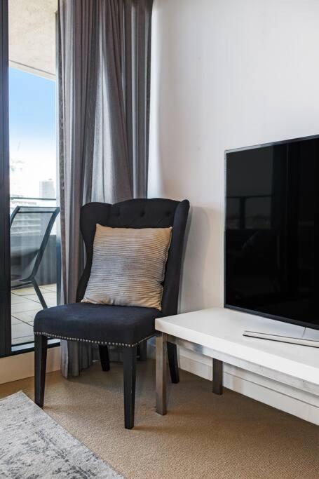 Premium Albert Park Grand Prix Apartment by Ready Set Host