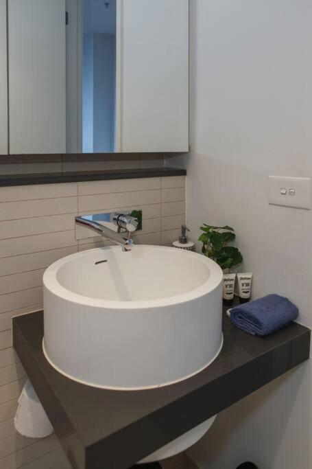 Premium Albert Park Grand Prix Apartment by Ready Set Host