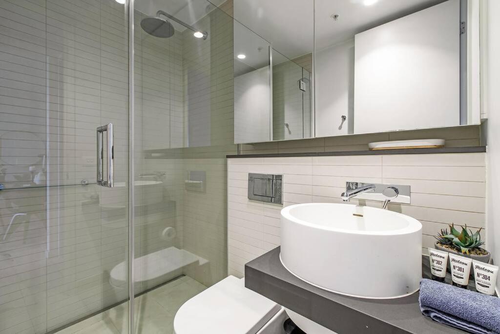 Premium Albert Park Grand Prix Apartment by Ready Set Host