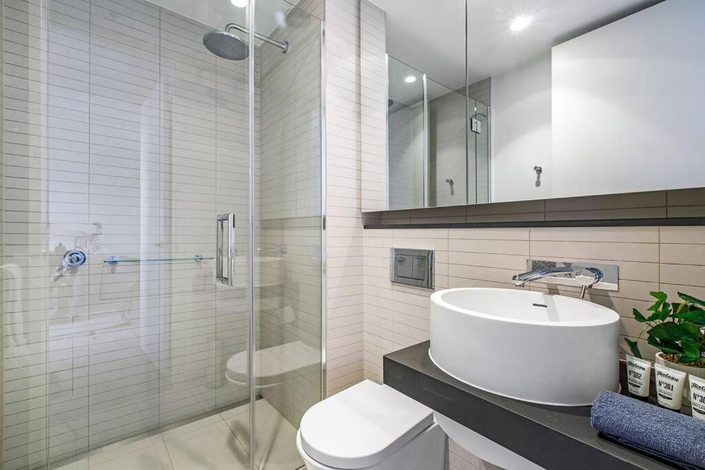 Premium Albert Park Grand Prix Apartment by Ready Set Host