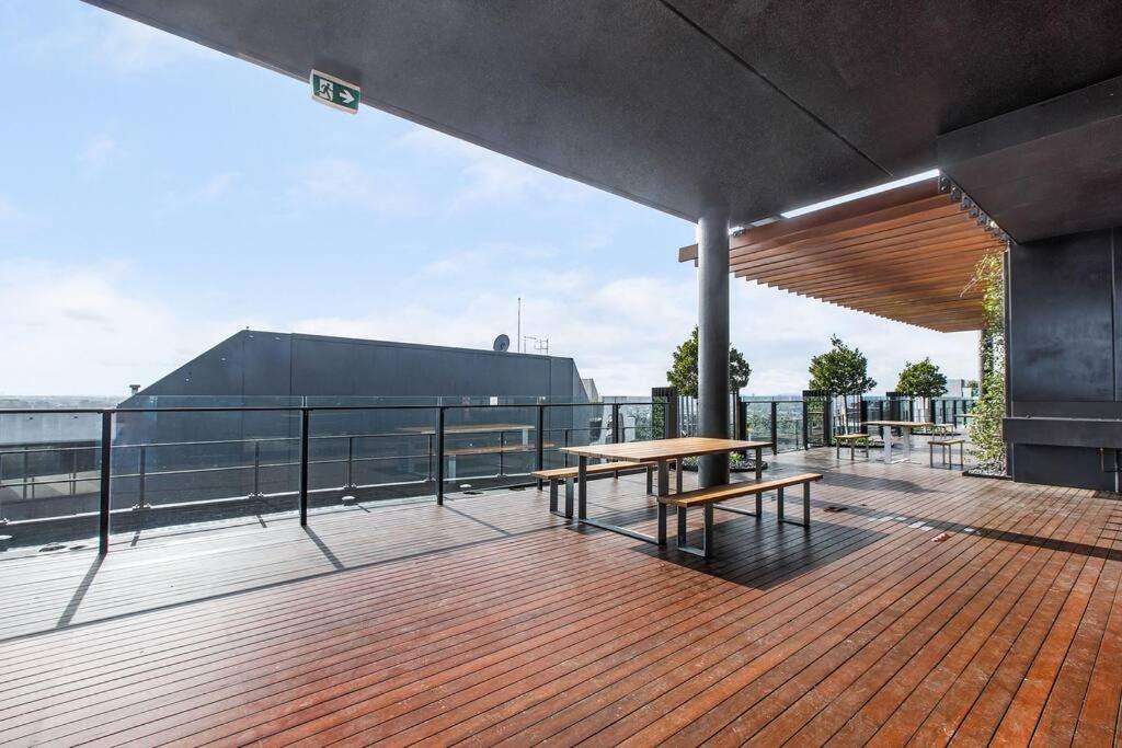 Premium Albert Park Grand Prix Apartment by Ready Set Host