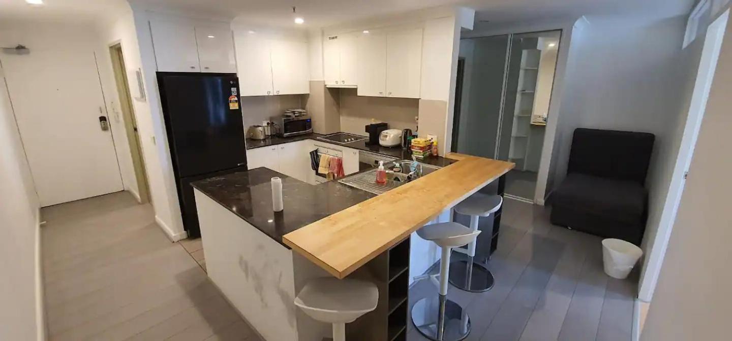 Dana-Cozy Private Room in Shared Central Apt-Rm 1