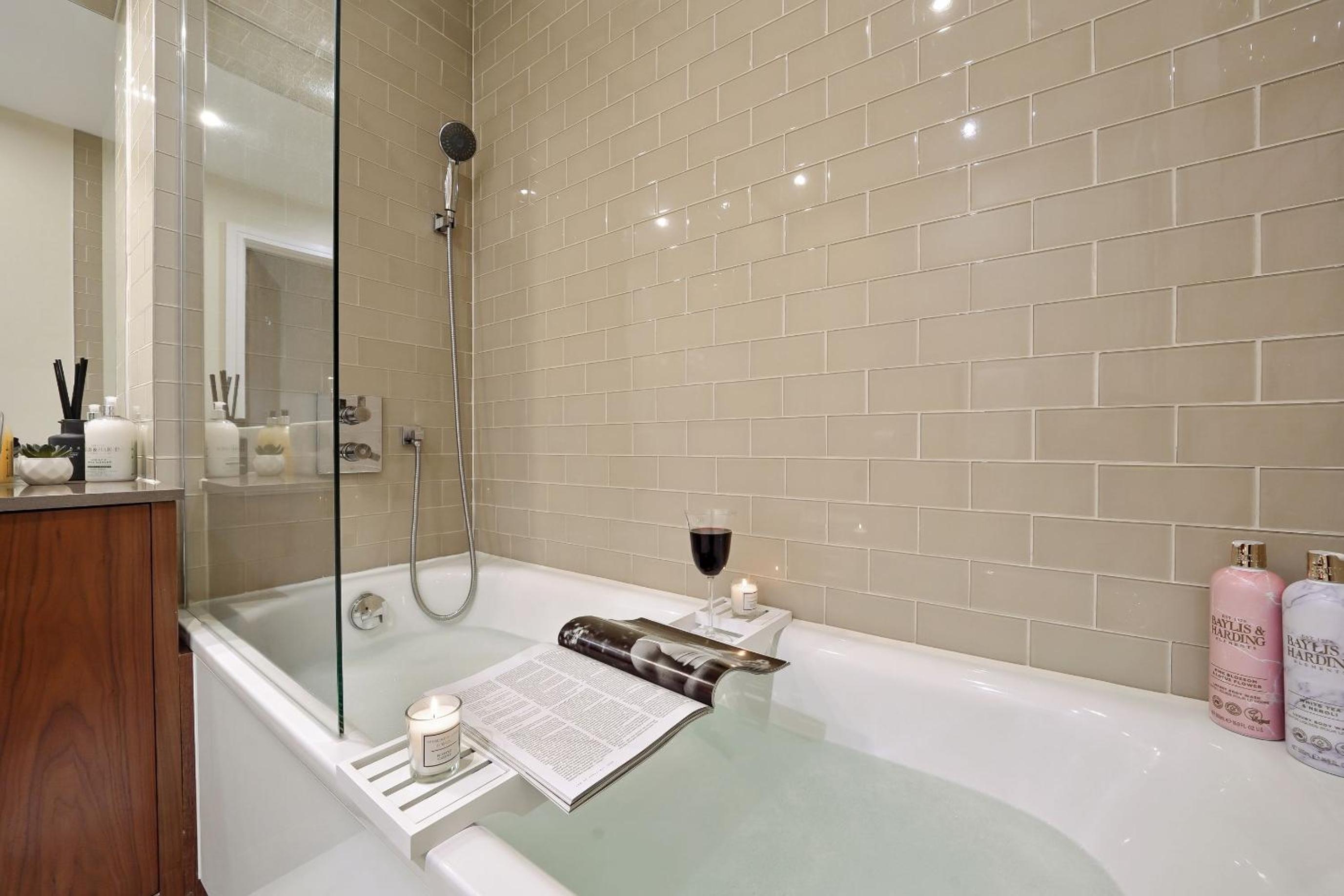 Luxury 1 bed flat, minutes from Canary Wharf and South Quay Station