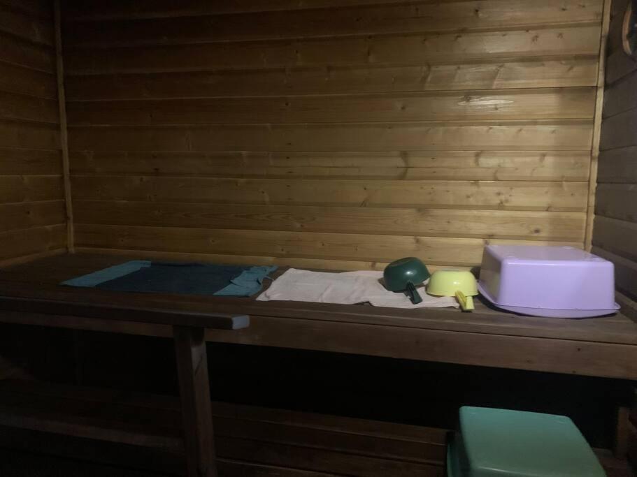 Rauhallinen mökki luonnon keskellä.