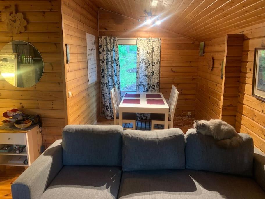 Rauhallinen mökki luonnon keskellä.