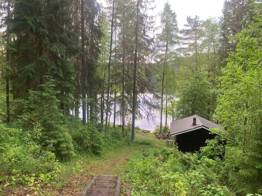 Rauhallinen mökki luonnon keskellä.